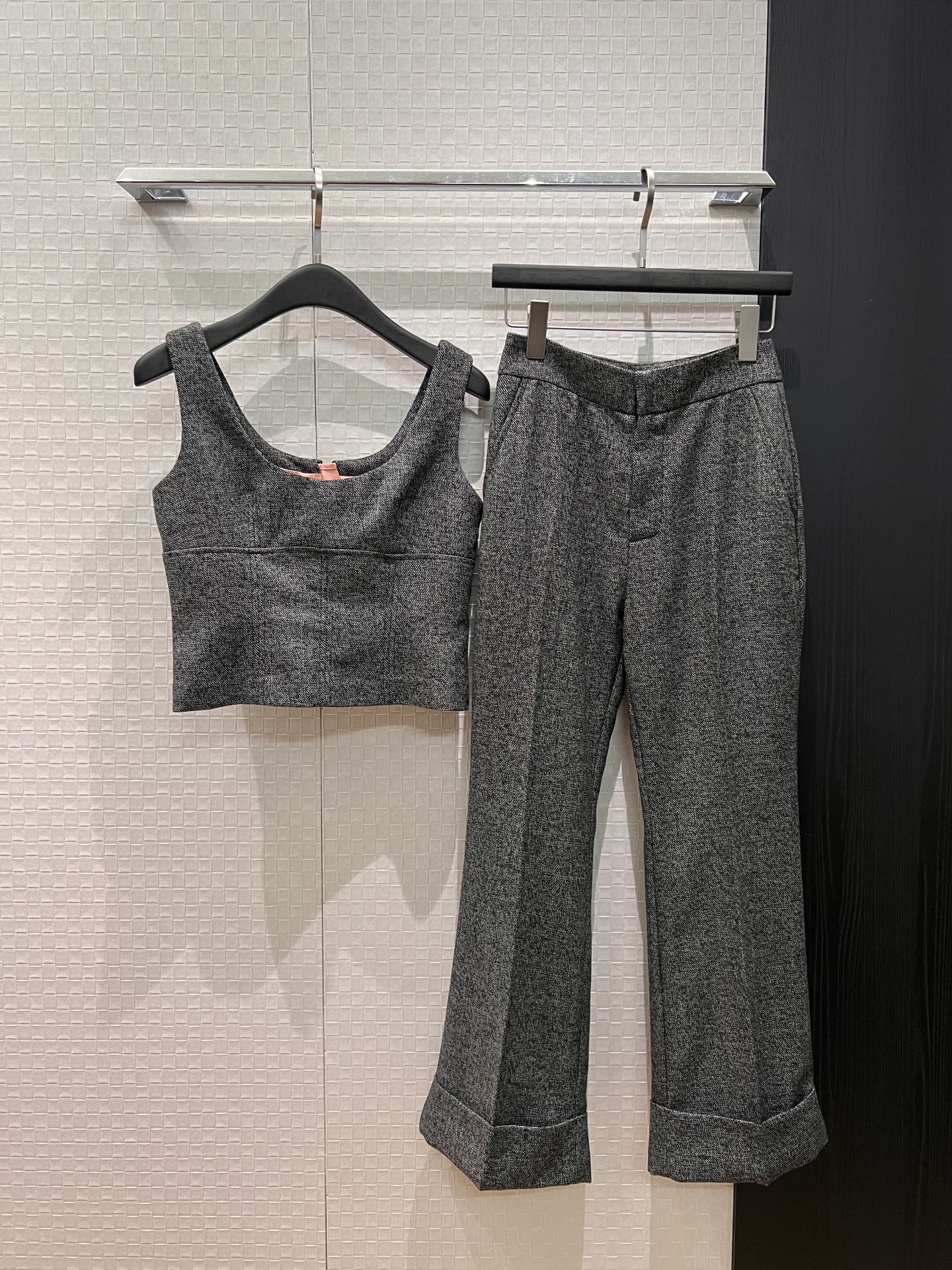 NO:709105,New pink double G jacquard lining U-neck wool short vest top, high-grade gray, can be matched with three-piece set, same style jacket and trousers, elegant commuter SML vest,,jackets & coats,19860909新款粉色双G提花内衬 U领羊毛短款背心上衣高级灰 可三件套搭配 同款外套西裤 气质通勤SML 背心,,jackets & coats,,Women's clothing