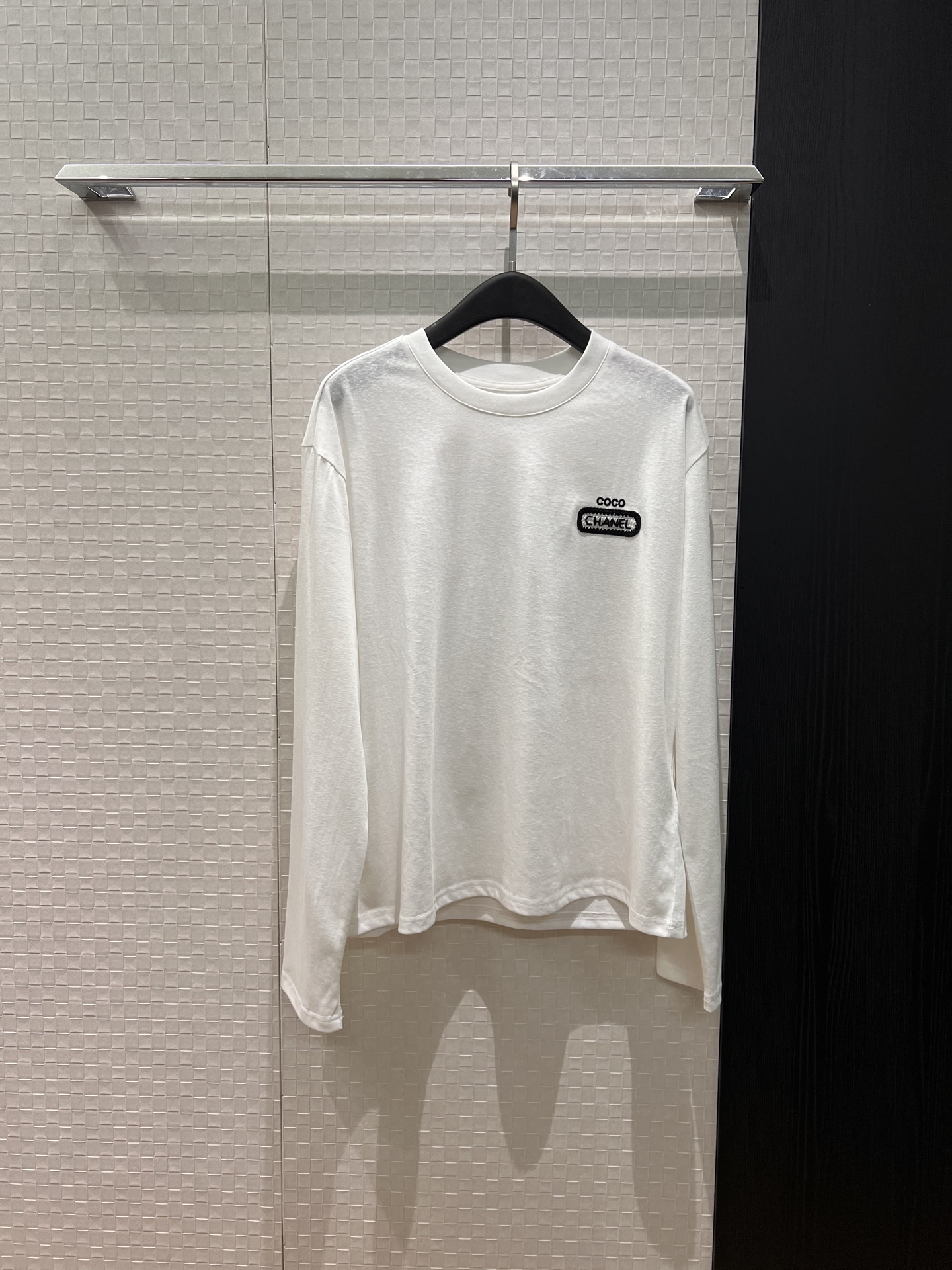 NO:709093,New minimalist embroidery coco small label decoration white T-shirt long-sleeved T-shirt simple and versatile, casual and age-reducing SML,,tees,t-shirt,19860909新款极简刺绣coco小标签装饰小白T 长袖T恤简单百搭 休闲减龄 SML,,tees，t-shirt,,Women's clothing