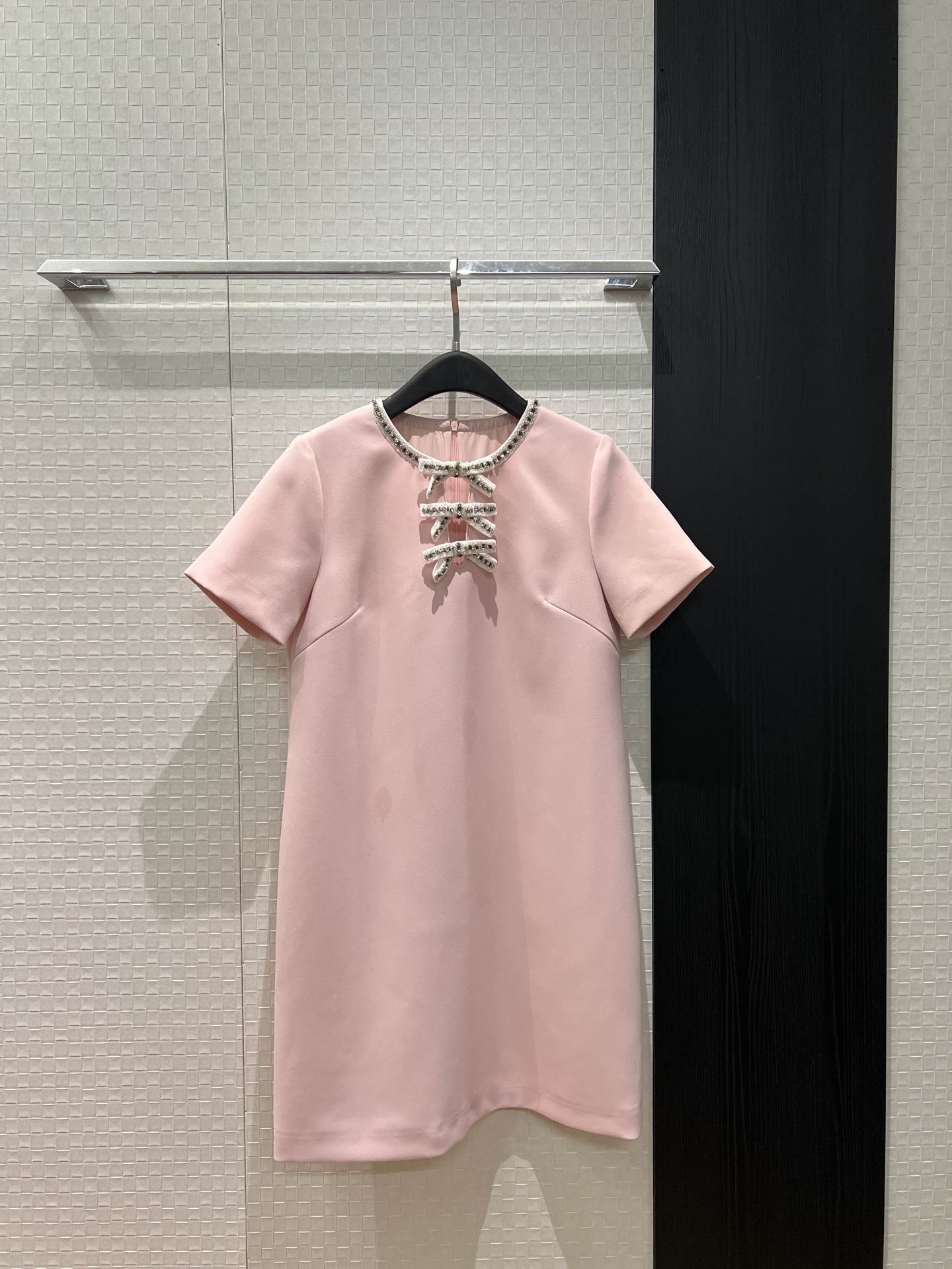 NO:709402,New handmade beading and diamond collar bow decoration, short-sleeved dress with hollow chest, straight slim fit, simple and fashionable, age-reducing temperament, black, white and pink, S-XL,,skirts,T-shirt,19860909新款手工钉珠镶钻领口蝴蝶结装饰 短袖连衣裙胸前镂空 直筒修身 简约时尚 气质减龄黑色白色粉色 S-XL,,skirts,T-shirt,,Women's clothing