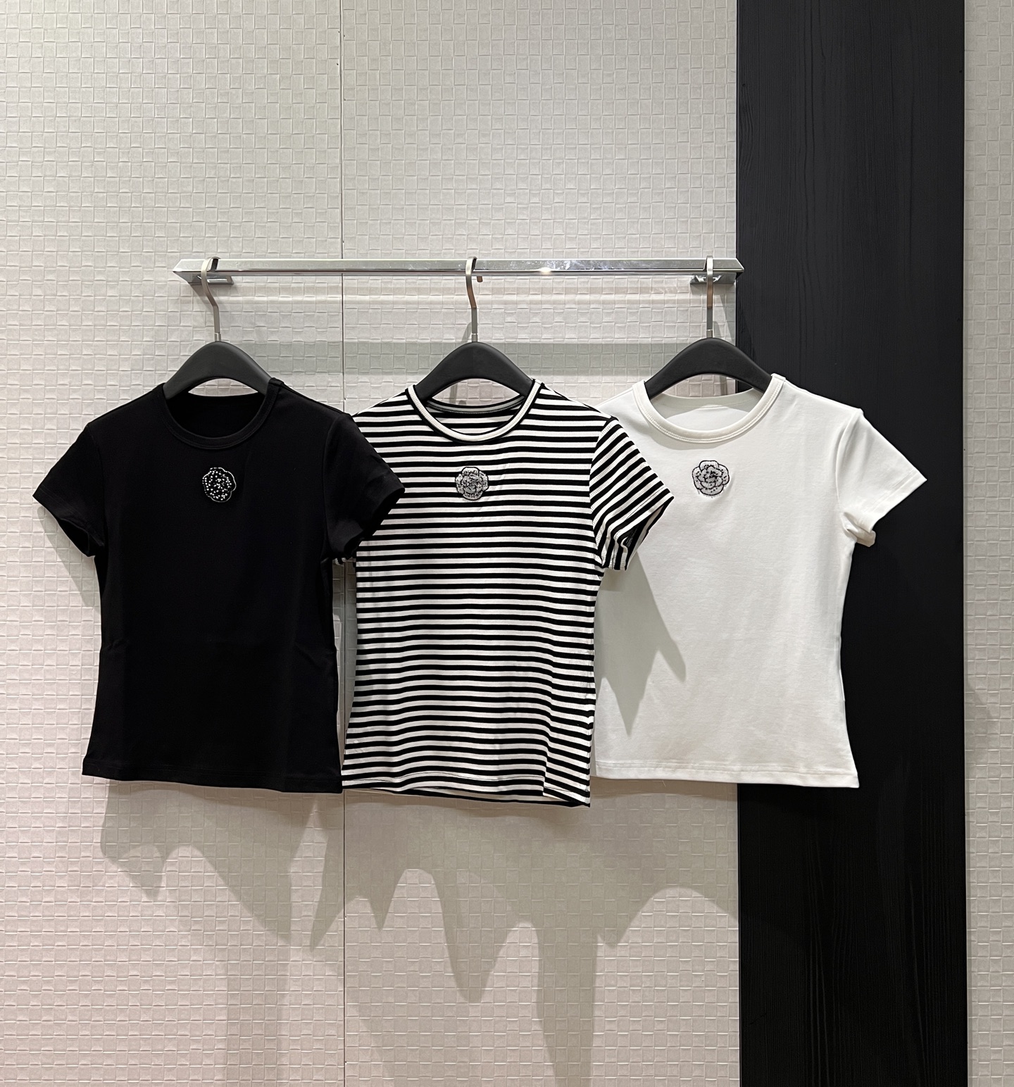 NO:709393,New hand-beaded embroidered camellia decoration, front shoulder small version T-shirt, minimalist and slim fit, versatile for all ages, striped black and white, SML,,tees,t-shirt,19860909新款手工钉珠刺绣山茶花装饰 正肩小版T恤极简修身 减龄百搭 条纹黑色白色 SML,,tees，t-shirt,,Women's clothing