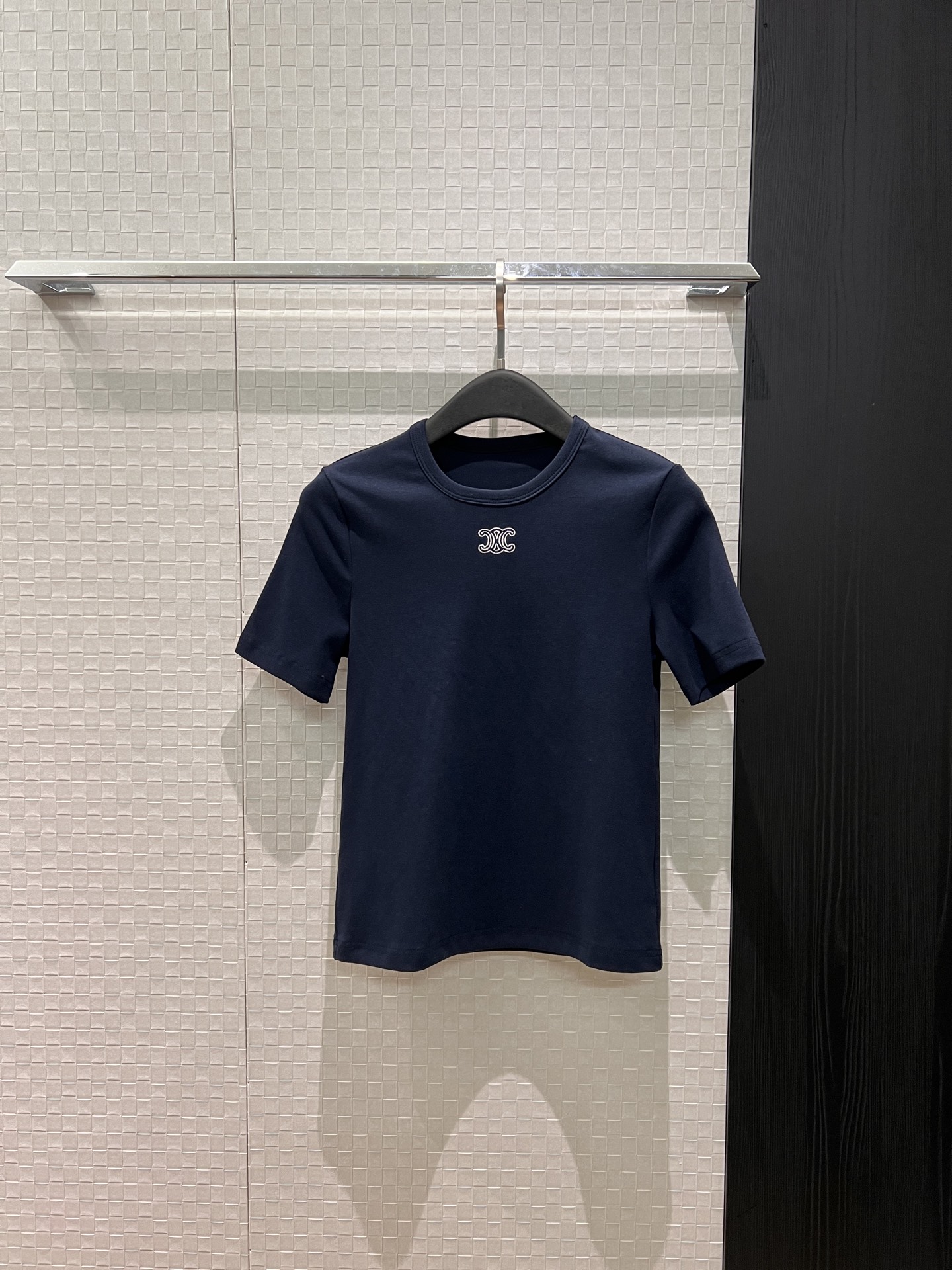 NO:709387,The new model recommended by Sun Qian is the same style. Contrast color embroidered Arc de Triomphe small logo decorated T-shirt. Shoulder and waist, simple and casual. Must-have for everyone. Dark blue and white SML,, tees, t-shirt,19860909新款推荐孙千同款 撞色刺绣凯旋门小logo装饰T恤 正肩掐腰简单休闲 人手必备 深蓝白色 SML,,tees，t-shirt,,Women's clothing