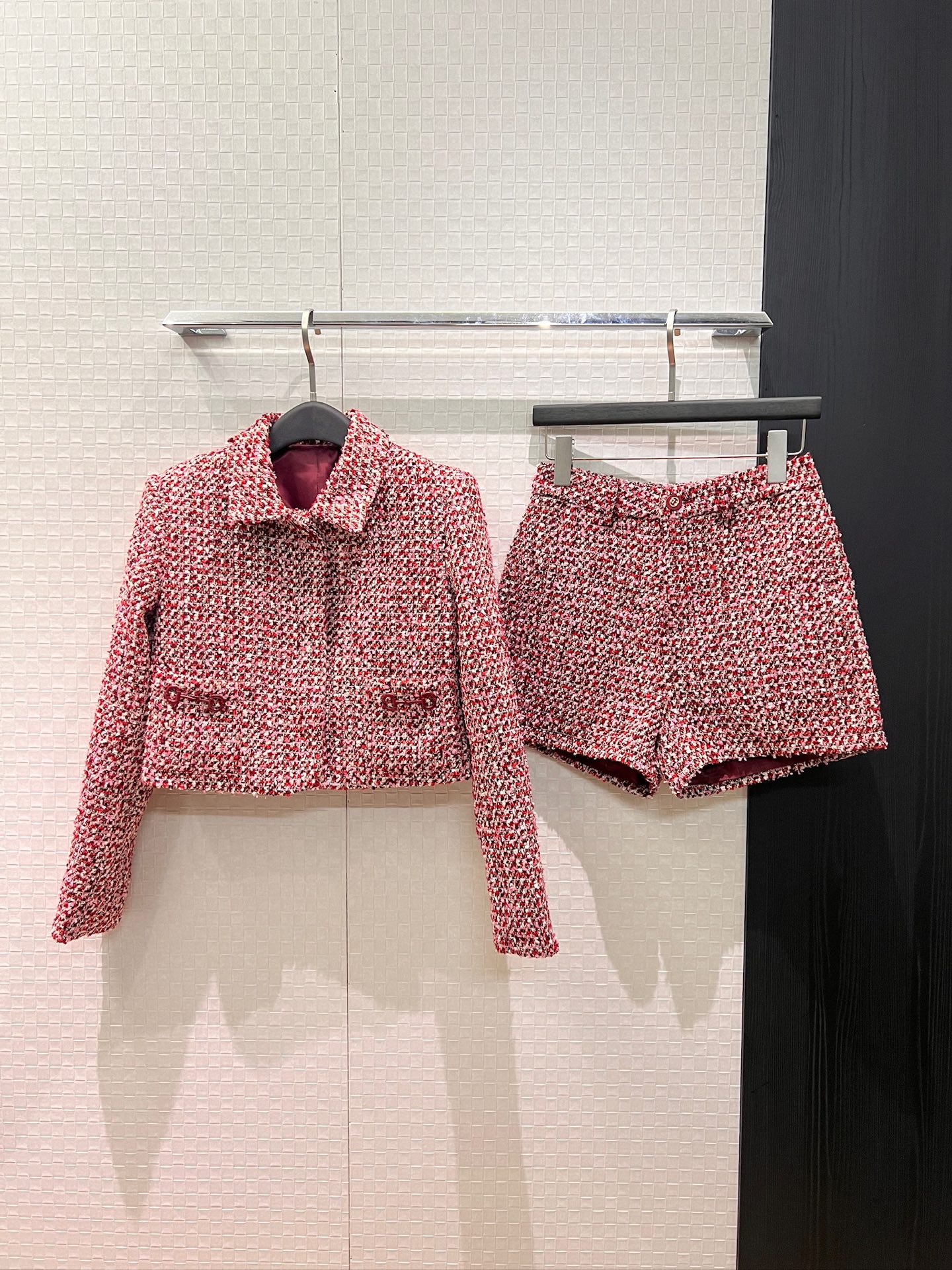 NO:709767,New double G horsetail decoration, floral red woven tweed, short jacket and high-waisted shorts, elegant for commuting, elegant and fashionable, a must-have for New Year's cocktail parties, suits for sale S-XL,,shorts,jackets & coats,19860909新款双G马徘口装饰 花纱红色编织粗花呢 短款外套高腰短裤 气质通勤 优雅时尚 新年酒会必备 套装出售 S-XL,,shorts,jackets & coats,,Women's clothing