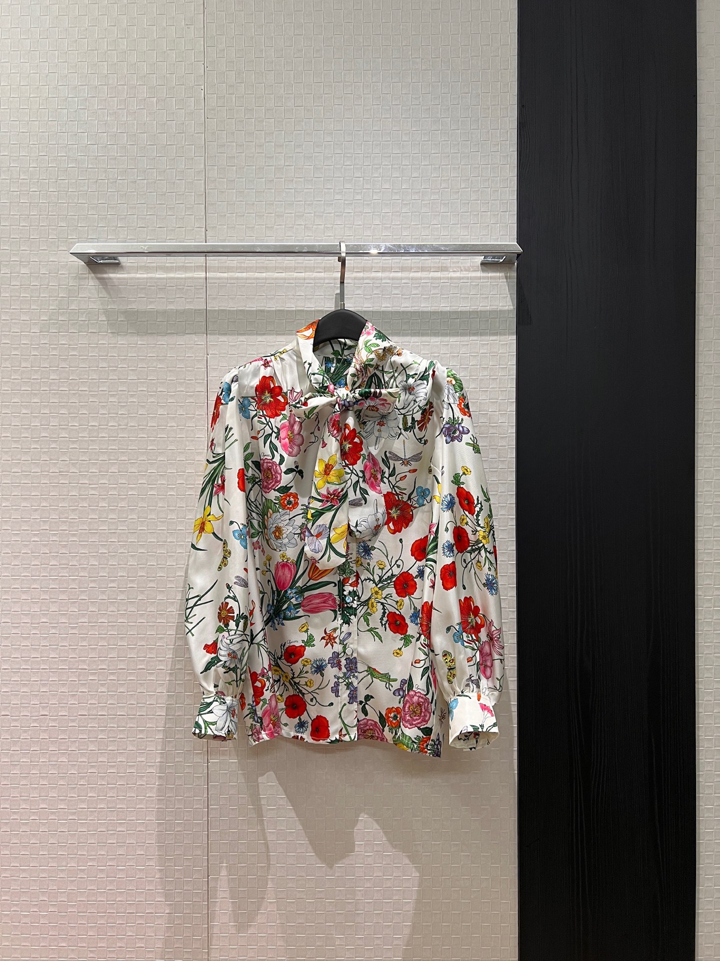NO:709770,New 26 spring floral print, stand-up collar with streamer bow decoration, silk twill long-sleeved shirt, lantern sleeve design, simple and fashionable, elegant and versatile for commuting, a must-have for age reduction S-XL,,real silk,19860909新款26春天花卉印花 立领飘带蝴蝶结装饰 真丝斜纹长袖衬衣 灯笼袖设计简约时尚 通勤优雅气质百搭 减龄必备 S-XL,,real silk,,Women's clothing