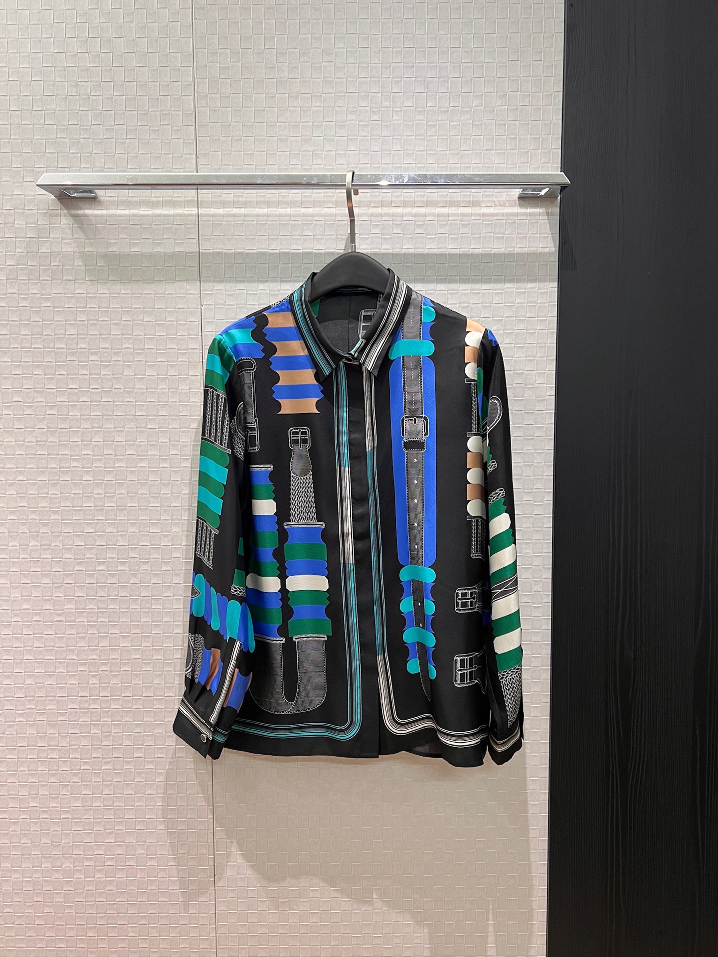 NO:709772,New style printed silk twill shirt for early spring. Heavy silk, simple and fashionable. Versatile for commuting. Ladylike temperament. S-XL,,real silk,19860909早春新款定位印花真丝斜纹真丝衬衣 重磅真丝简约时尚 通勤百搭 名媛气质 S-XL,,real silk,,Women's clothing