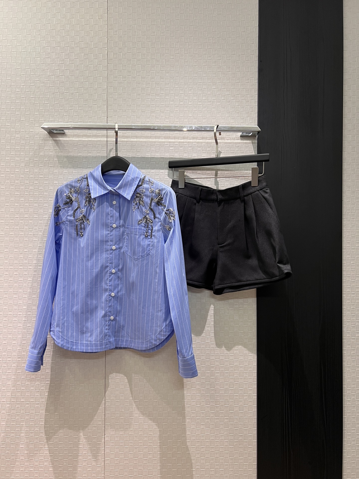 NO:709774,New heavy industry iris beaded shirt, exquisite and fashionable, versatile for commuting, temperament, age-reducing stripes, blue intellectual, white and clean, S-XL,,19860909新款重工鸢尾钉珠衬衣精致时尚 通勤百搭 气质减龄条纹蓝知性 白色干净 S-XL,,,Women's clothing