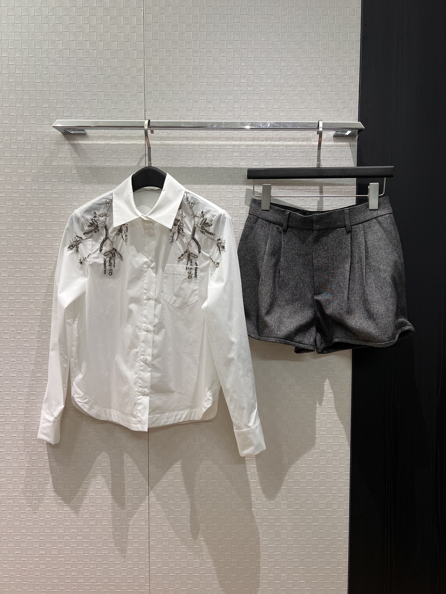 NO:709778,New heavy industry iris beaded shirt, exquisite and fashionable, versatile for commuting, temperament, age-reducing stripes, blue intellectual, white and clean, S-XL,,19860909新款重工鸢尾钉珠衬衣精致时尚 通勤百搭 气质减龄条纹蓝知性 白色干净 S-XL,,,Women's clothing