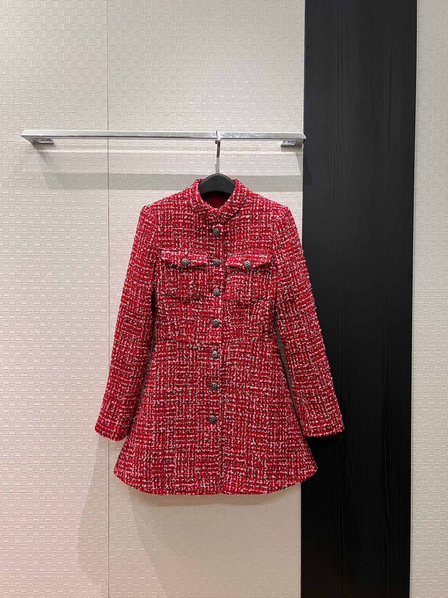 NO:709786,New arrival of wool woven tweed red stand collar long sleeve coat dress dress chest pocket decoration three-dimensional tailoring waist slimming camellia lining molded buttons elegant big brand style SML,,skirts,jackets & coats,19860909新款来袭羊毛编织粗花呢红色立领长袖外套裙连衣裙胸前口袋装饰 立体剪裁 收腰显瘦 山茶花内衬 开模扣子优雅大气 大牌范儿 SML,,skirts,jackets & coats,,Women's clothing