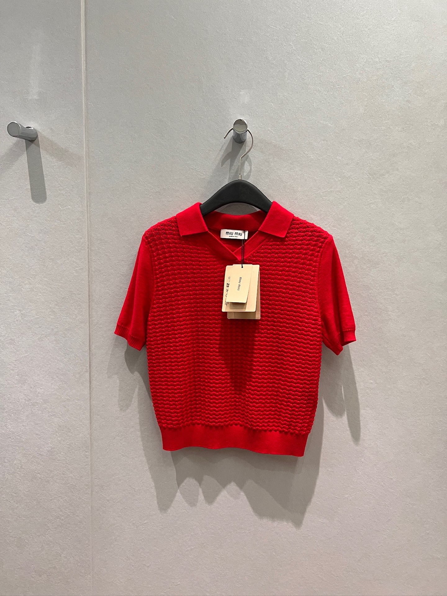 NO:710271,New 26 New Year red hollow lapel knitted polo shirt, short-sleeved top, minimalist and casual, versatile for all ages, embroidered miu logo on the back, decorated with white temperament SML,,miumiu,T-shirt,19860909新款26新年正红镂空翻领针织polo衫 短袖上衣极简休闲 减龄百搭 背后刺绣miu徽标装饰气质显白 SML,,miumiu,T-shirt,,Women's clothing