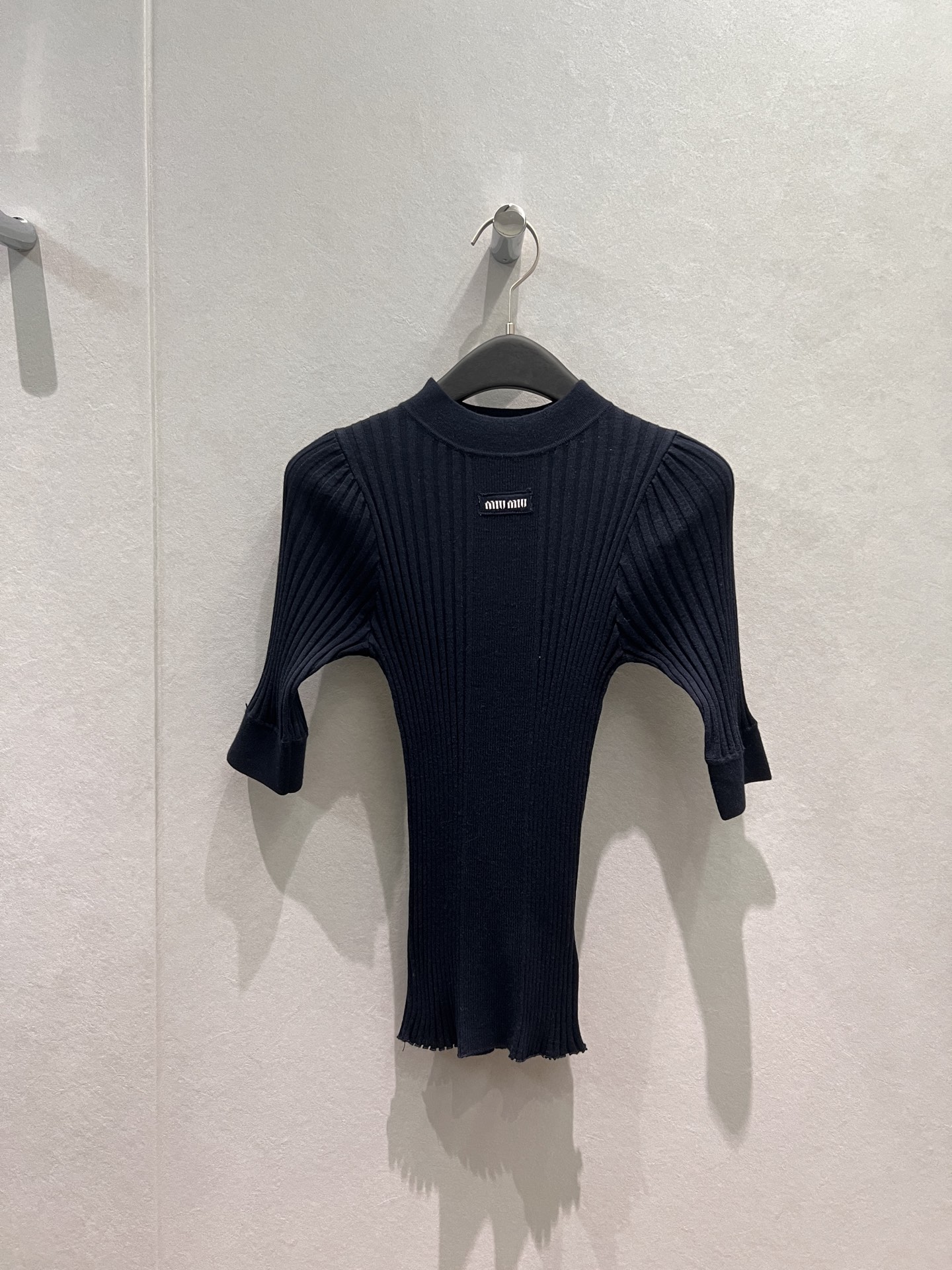 NO:710288,New style dark blue small stand-up collar pit strip knitted mid-sleeve top with miu embroidered logo badge on the chest. Stretchy and slim. Slim paper man. Versatile for age reduction. SML,,miumiu,19860909新款深蓝小立领坑条针织中袖上衣胸前miu刺绣logo徽章装饰 弹力修身 显瘦纸片人减龄百搭 SML,,miumiu,,Women's clothing
