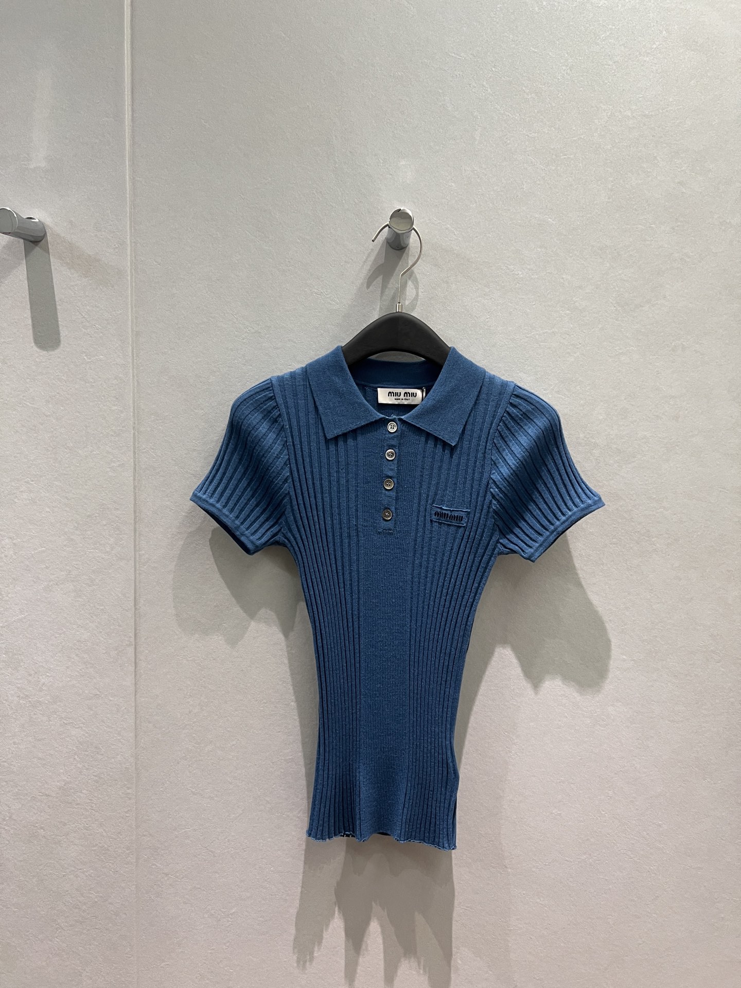 NO:710282,New Liu Haocun's same style, small lapel pit strip knitted short-sleeved polo top, miu embroidered logo badge on the chest, elastic and slim fit, slimming paper figure, age-reducing and versatile SML,,miumiu,T-shirt,19860909新款刘浩存同款 小翻领坑条针织短袖polo上衣胸前miu刺绣logo徽章装饰 弹力修身 显瘦纸片人减龄百搭 SML,,miumiu,T-shirt,,Women's clothing