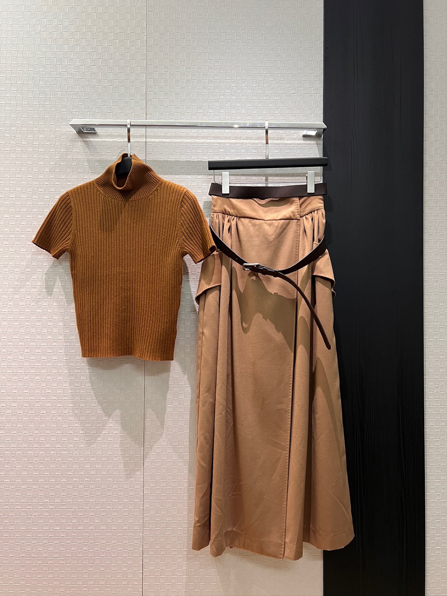 NO:710276,Tops, skirts, new style, Zhao Lusi, Cai Wenjing, Hanike Mu, same style, catwalk double-turn high collar knitted short-sleeved tops, heavy pleated oversized hem wool skirt, delivery belt, asymmetrical wrap design, skirt slits, SML, skirts, T-shirt,19860909上衣 半裙新款赵露思 蔡文静 哈尼克牧同款 走秀两翻高领针织短袖上衣重工褶皱超大摆羊毛呢半裙 配送腰带 不对称包裹设计 裙摆开叉 SML,,skirts,T-shirt,,Women's clothing