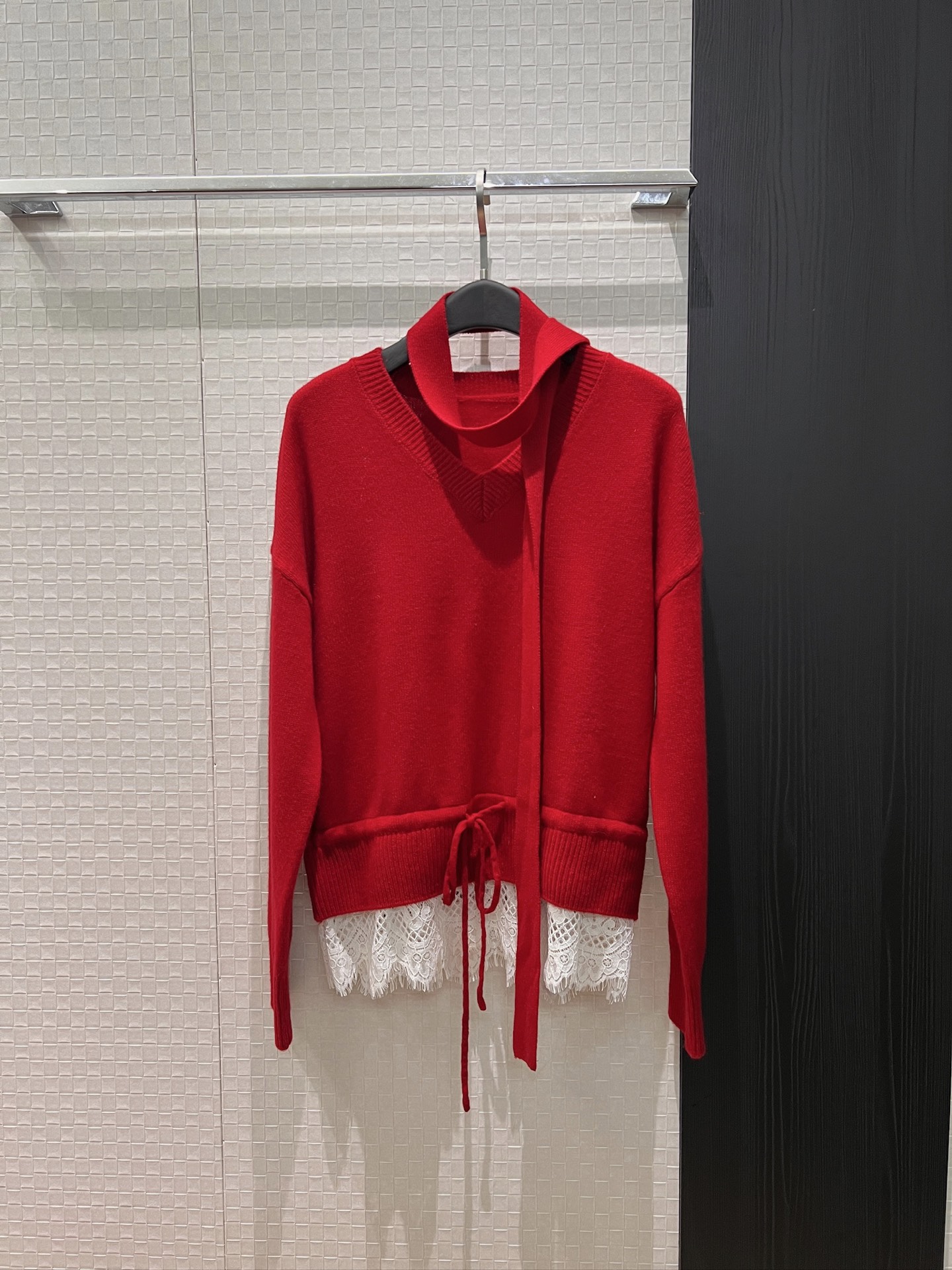 NO:710264,New V-neck spliced ​​lace hem red wool sweater with drawstrings at the waist and a ribbon design to perfectly reduce age. ML two sizes,,sweaters,19860909新款V领拼接蕾丝下摆红色羊毛毛衣腰部系带可抽绳收腰 搭配飘带设计造型完美减龄 ML两码,,sweaters,,Women's clothing