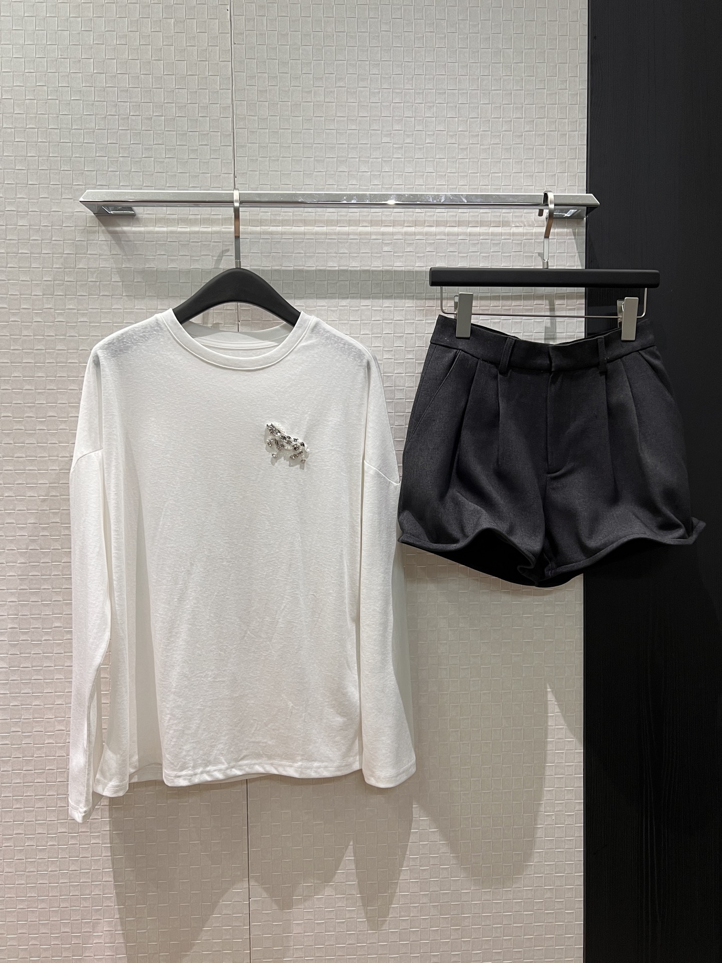 NO:710287,The new hand-made drilled and beaded pony white long-sleeved T-shirt is simple and loose, versatile for all ages, SML,,tees,t-shirt,19860909新款手工钉钻穿珠小马白色长袖T恤简单宽松 减龄百搭 SML,,tees，t-shirt,,Women's clothing