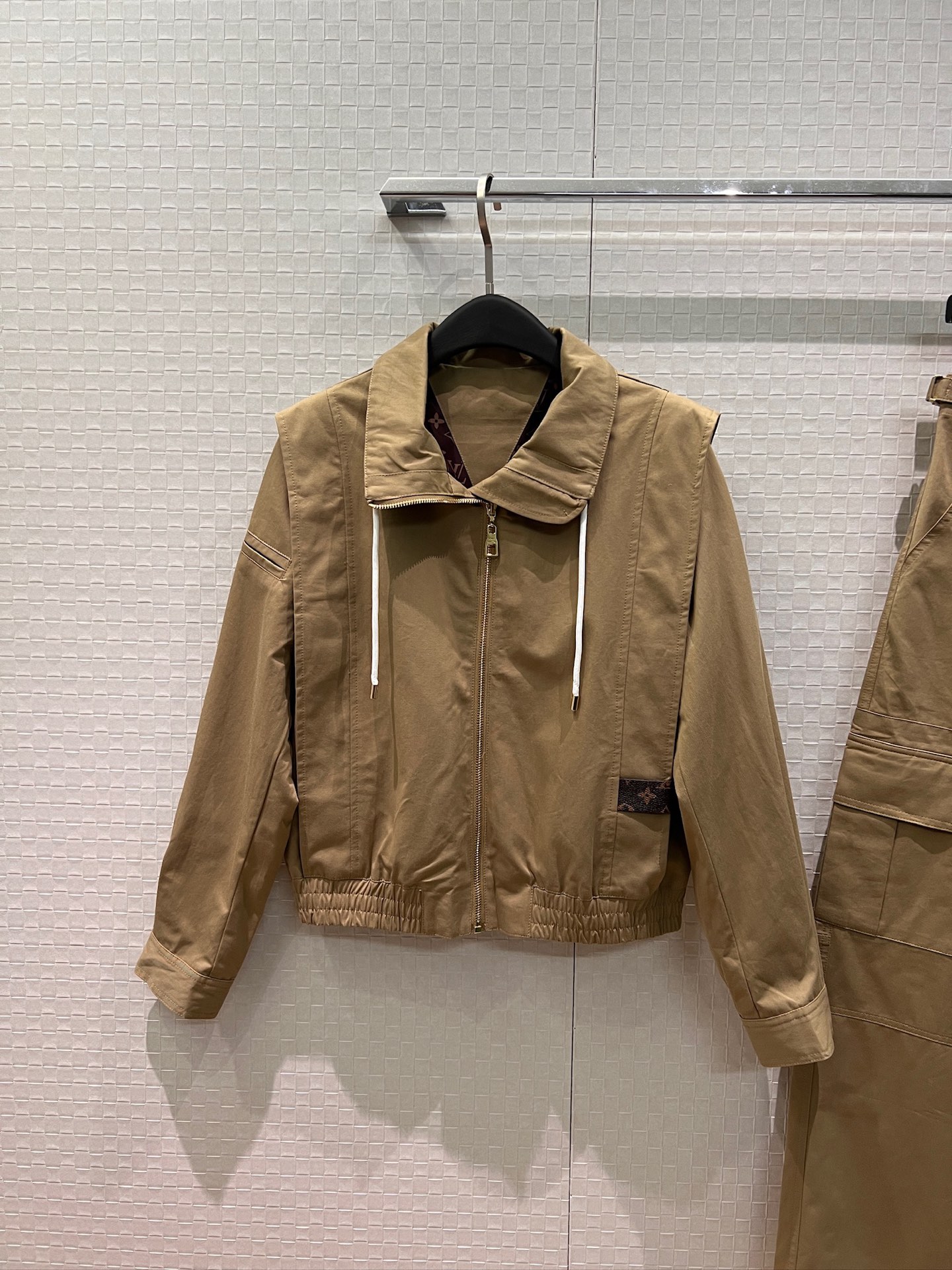 NO:712816,New pattern lining, waisted hem jacket, drawstring stand-up collar, splicing design, handsome and casual S-XL,,jackets & coats,jackets & coats,19860909新款老花内衬收腰下摆夹克外套衣领可抽绳立领 拼接设计 帅气休闲S-XL,,jackets & coats,jackets & coats,,Women's clothing