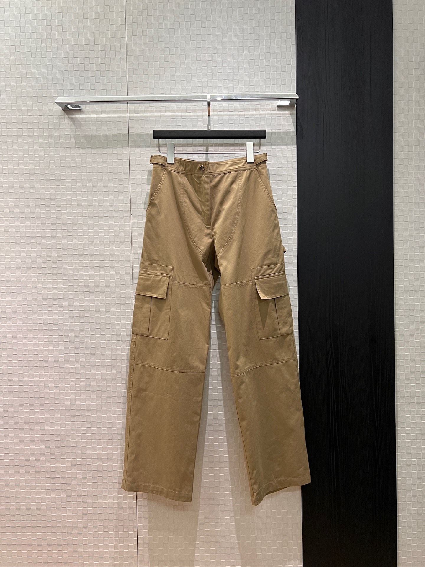 NO:712810,New style simple khaki work pocket straight casual pants with adjustable hardware molding on both sides of the waist, casual and versatile, sweet and cool age-reducing S-XL,,19860909新款简约卡其工装口袋直筒休闲裤 腰围两侧可调节五金开模 休闲百搭 甜酷减龄S-XL,,,Women's clothing