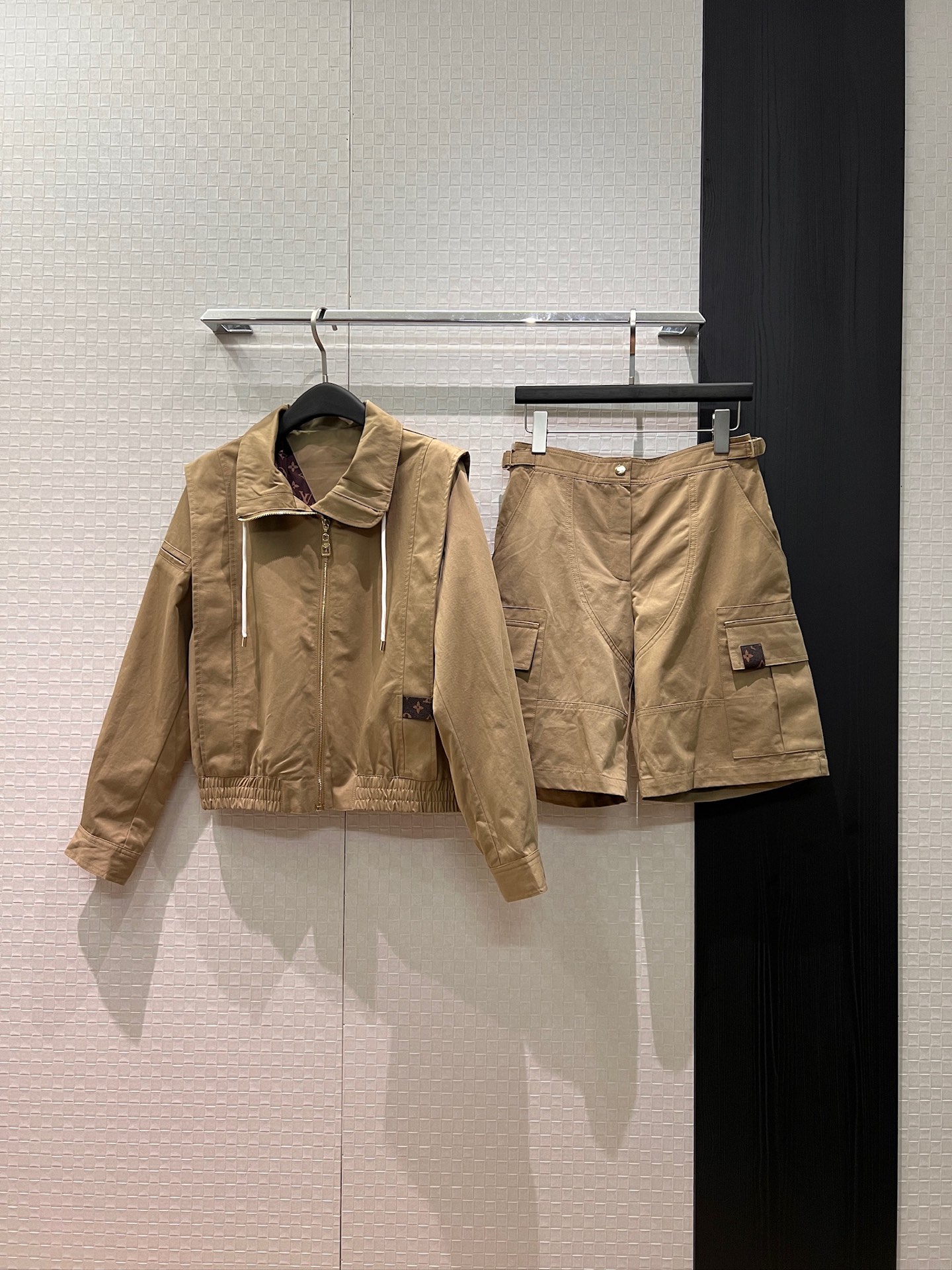 NO:712804,New style simple khaki work pocket mid-pants shorts. Adjustable hardware molding on both sides of the waist. Presbyopia small leather label decoration. Casual and versatile. Sweet and cool age-reducing S-XL,,shorts,19860909新款简约卡其工装口袋中裤短裤 腰围两侧可调节五金开模 老花小皮标装饰 休闲百搭 甜酷减龄S-XL,,shorts,,Women's clothing