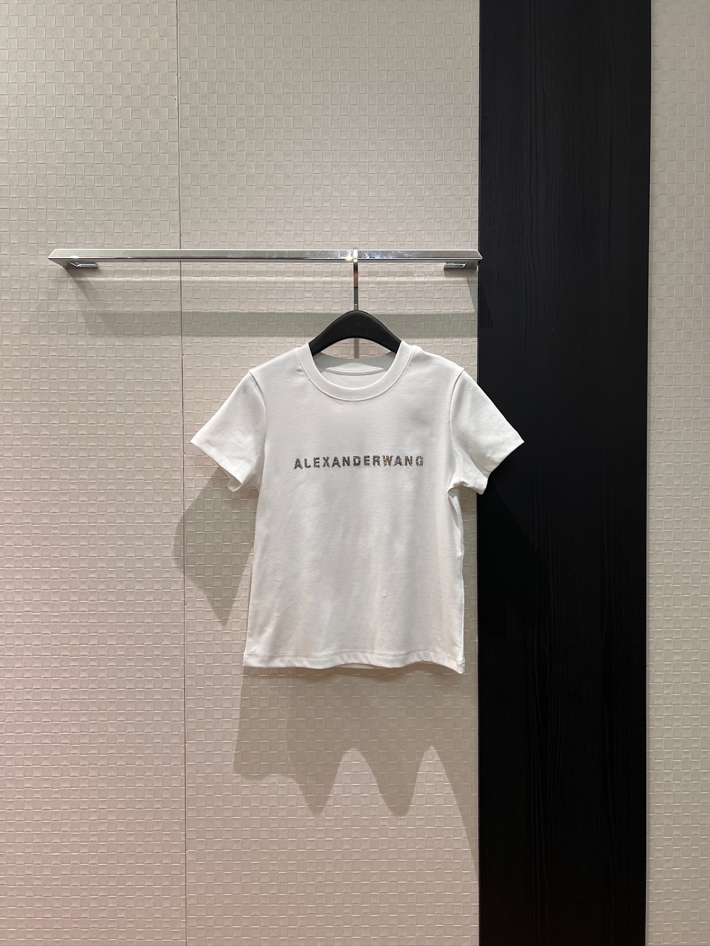 NO:712797,New King minimalist hot diamond logo letter T-shirt white T-shoulder slim fit age-reducing and versatile SML,,alexander wang,tees,t-shirt,19860909新款大王 极简烫钻logo字母T恤 小白t正肩修身 减龄百搭 SML,,alexander wang,tees，t-shirt,,Women's clothing