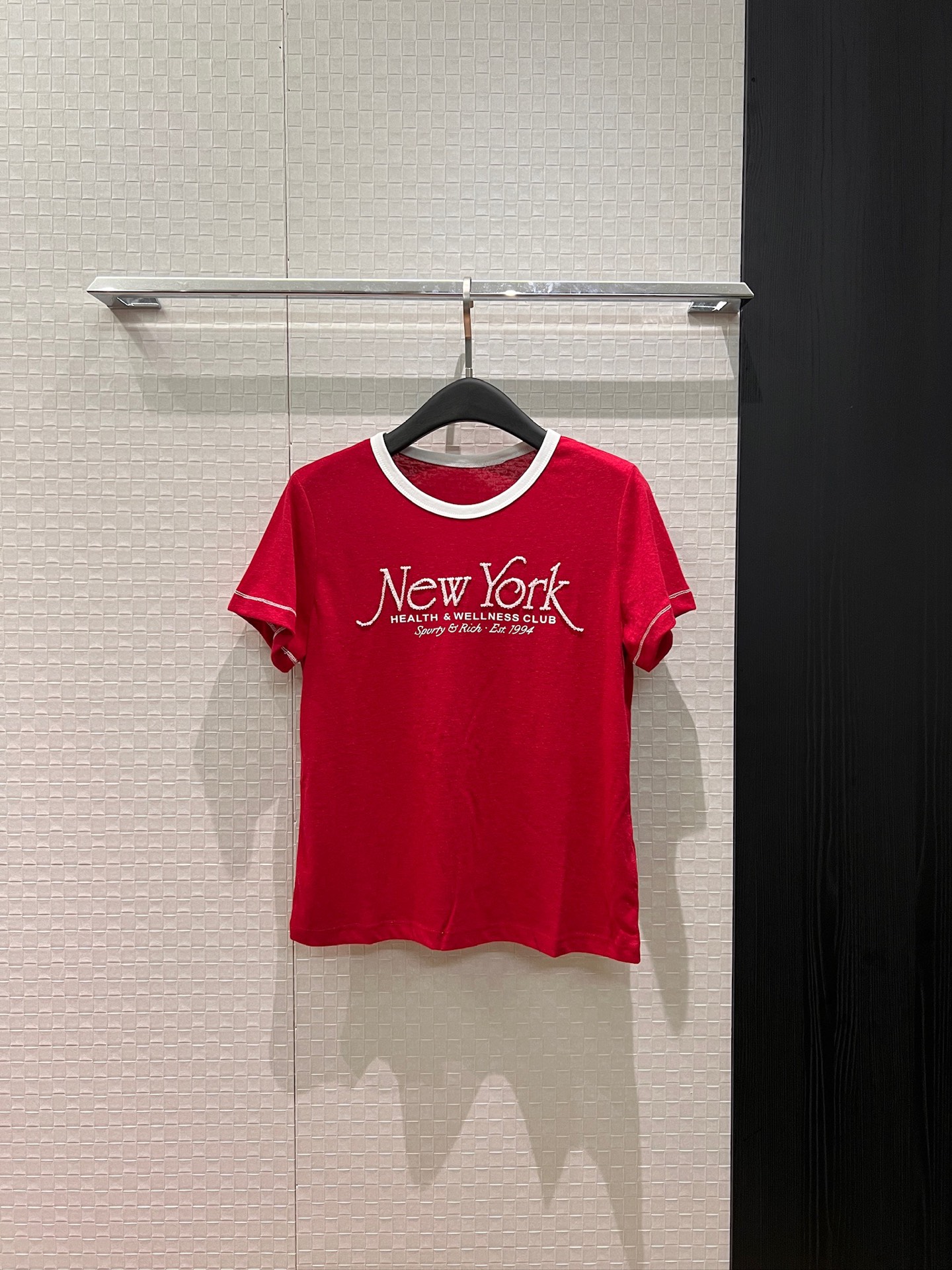 NO:713247,The new Heavy Industry Pineapple Beads Contrast Color Collar T-shirt is simple and casual, versatile and age-reducing, red, gray and white SML,,tees,t-shirt,19860909新款重工菠萝钉珠撞色领T恤简单休闲 百搭减龄 红灰白 SML,,tees，t-shirt,,Women's clothing