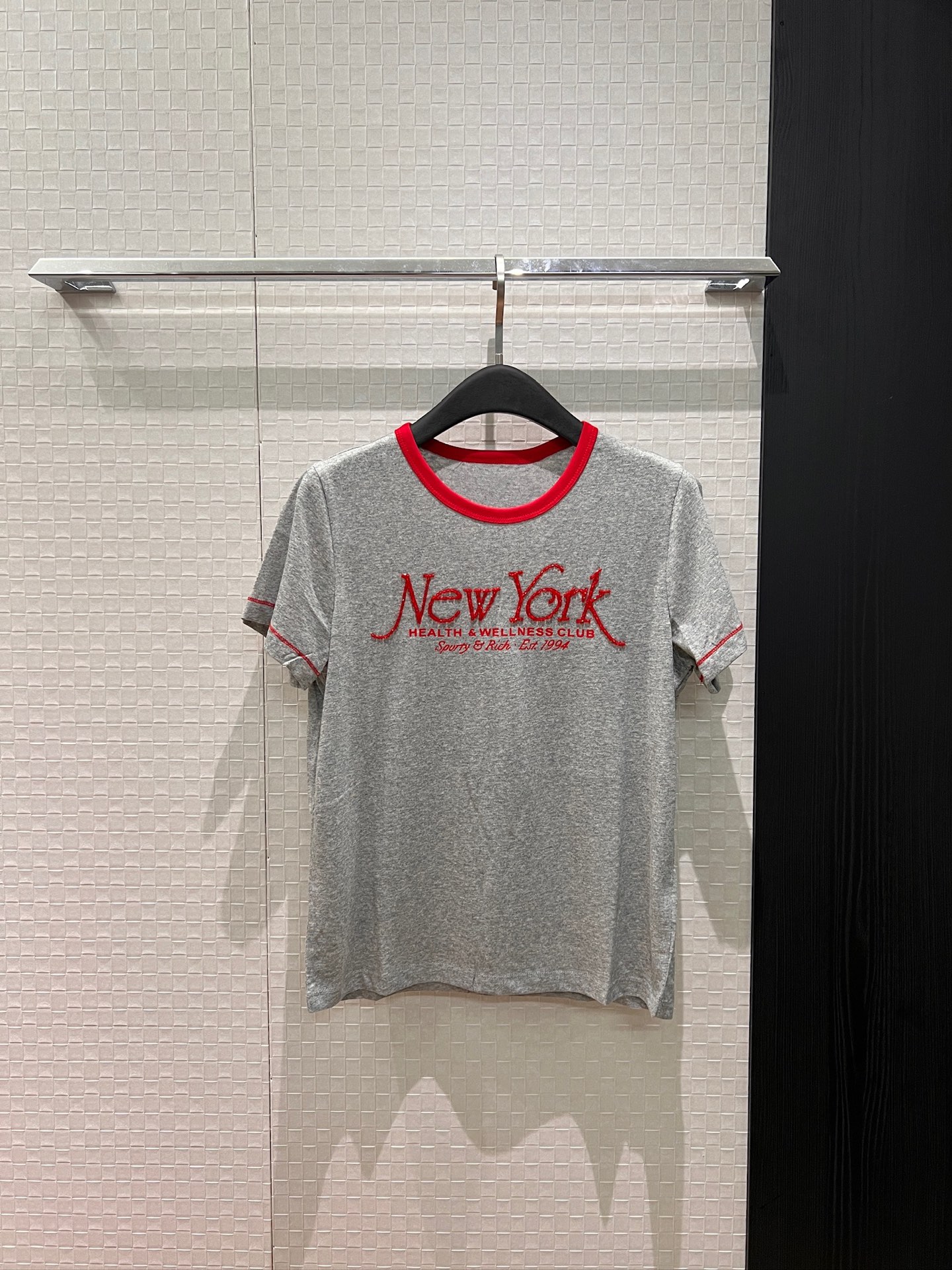 NO:713241,The new Heavy Industry Pineapple Beads Contrast Color Collar T-shirt is simple and casual, versatile and age-reducing, red, gray and white SML,,tees,t-shirt,19860909新款重工菠萝钉珠撞色领T恤简单休闲 百搭减龄 红灰白 SML,,tees，t-shirt,,Women's clothing