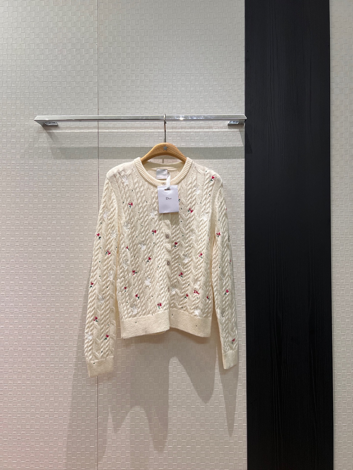 NO:713255,New 26 early spring heavy embroidery peace dove small floral twist pattern round neck knitted cardigan jacket sweet temperament college style age-reducing and versatile SML,,jackets & coats,19860909新款26早春 重工刺绣和平鸽小碎花 麻花纹圆领针织开衫外套甜美气质 学院风减龄百搭 SML,,jackets & coats,,Women's clothing
