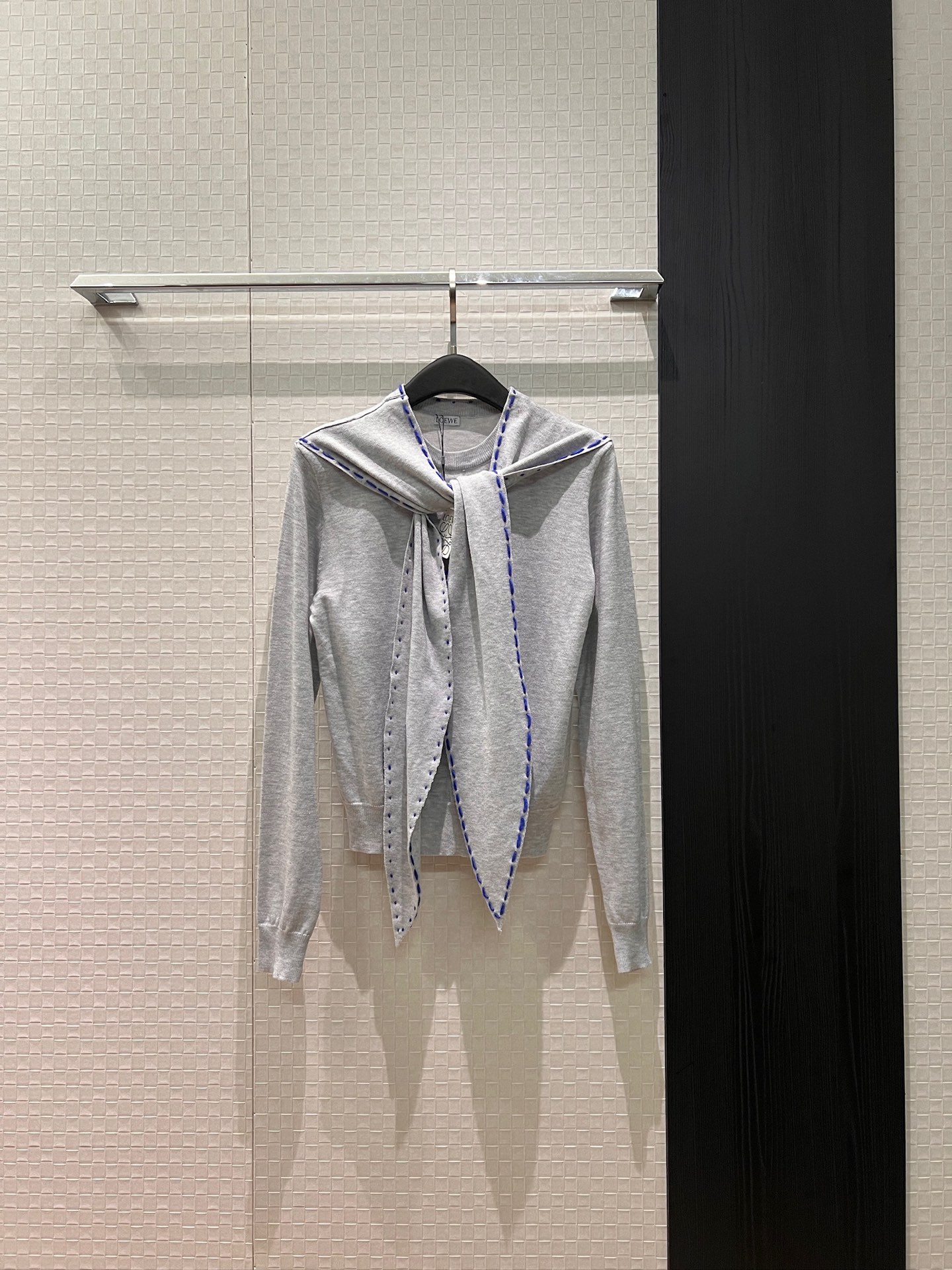 NO:713243,26 new style Chen Duling, Zhang Yaqin, the same college style, rabbit ears streamer, scarf decorated knitted top, red scarf, cute, must-have for age reduction, dark blue gray SML,,1986090926新款陈都灵 张雅钦同款学院风 兔耳朵飘带 围巾装饰针织上衣红领巾可爱 减龄必备 深蓝灰色 SML,,,Women's clothing