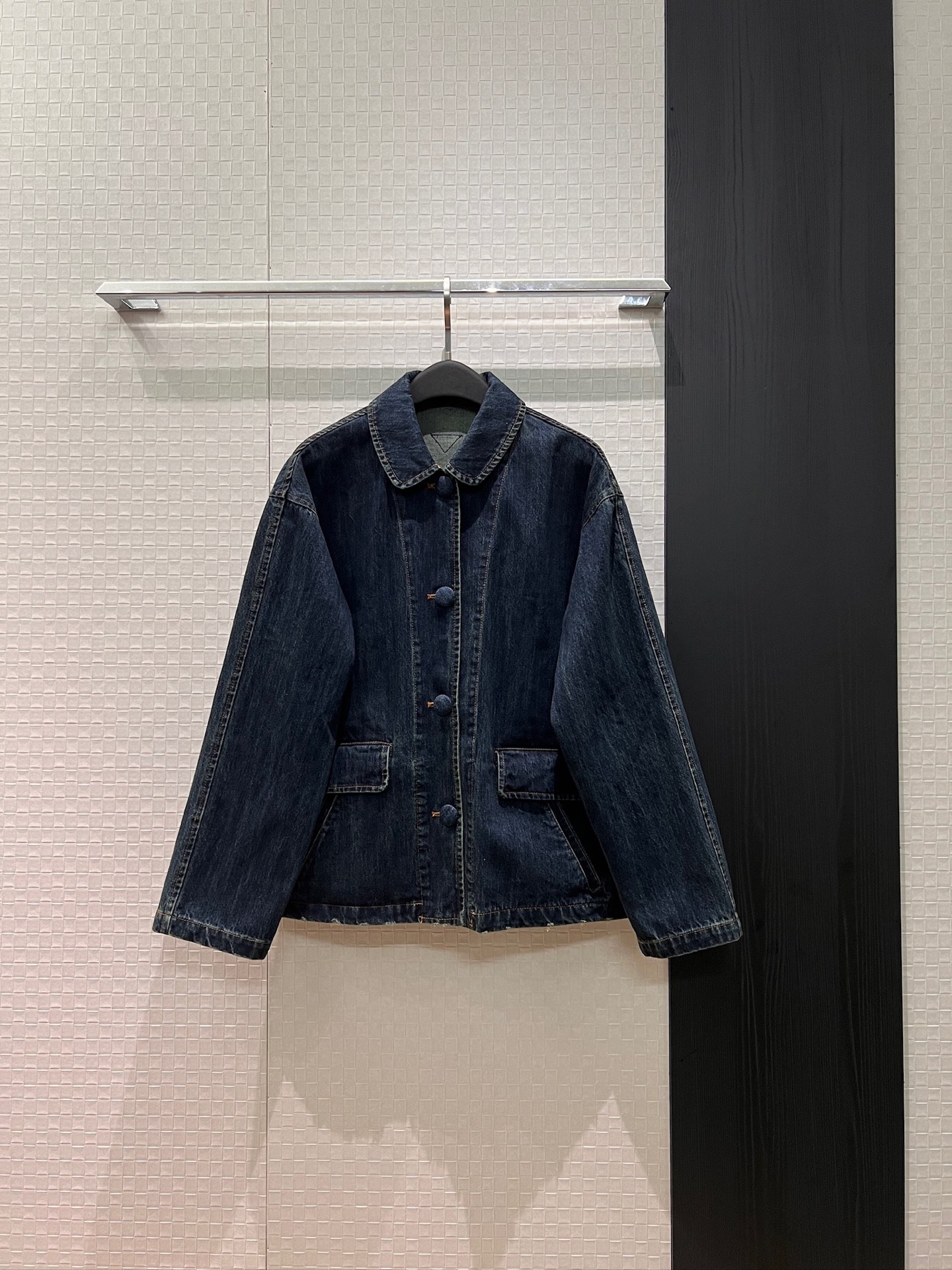 NO:713239,New vintage washed doll collar loose denim jacket with large round buckle and classic patch triangle logo on the back. Loose, casual, sweet, cool and versatile SML,,jackets & coats,19860909新款复古洗水娃娃领宽松牛仔外套包布大圆扣 后背经典贴布三角标志 宽松休闲甜酷百搭 SML,,jackets & coats,,Women's clothing
