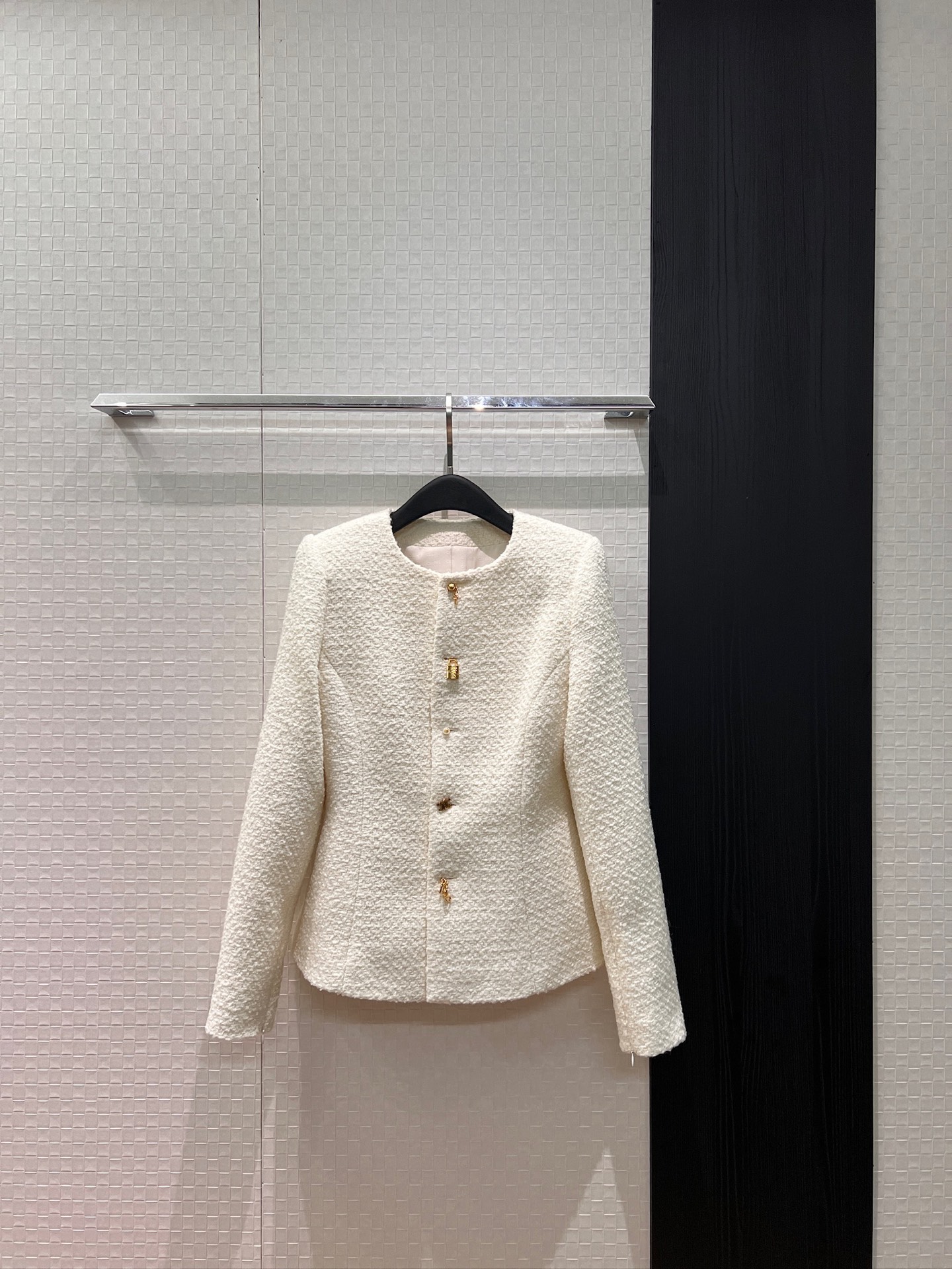 NO:713231,26 early spring Na Ying's same style Arc de Triomphe lock button round neck wool tweed waisted jacket cuff zipper design can be slit three-dimensional tailoring micro A hem logo letter jacquard lining fashionable commuting classic versatile black apricot white SML,,jackets & coats,1986090926早春那英同款 凯旋门锁头扣圆领羊毛粗花呢收腰外套袖口拉链设计 可开叉 立体剪裁微A下摆 logo字母提花内衬 时尚通勤 经典百搭黑色杏白 SML,,jackets & coats,,Women's clothing