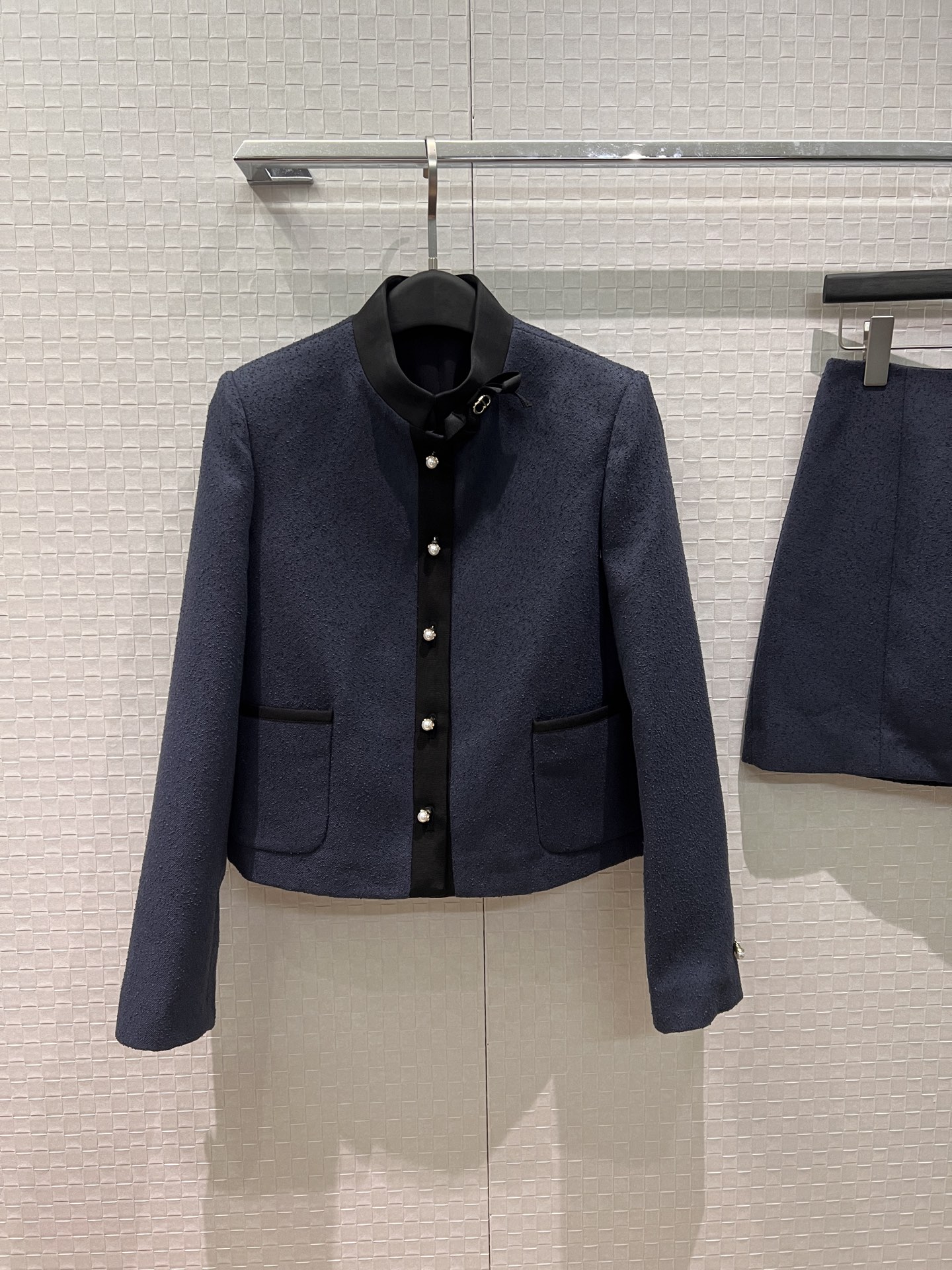 NO:713227,Jacket, skirt, 26 new Korean star style, color-blocked dark blue stand-up collar, bow-deco, short jacket, minimalist hip-hugging skirt, molded bow trinkets, pearl buttons S-XL,,skirts,jackets & coats,19860909外套 半裙 26新款韩星同款 拼色深蓝立领蝴蝶结装饰短款外套极简包臀半裙 开模蝴蝶结小饰品 珍珠扣 S-XL,,skirts,jackets & coats,,Women's clothing