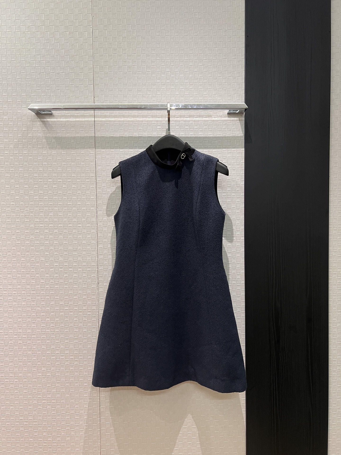 NO:713223,26 new style color-blocked dark blue stand-up collar bow decoration sleeveless vest dress molded CD bow, slimming, temperament and age reduction S-XL,,skirts,1986090926新款拼色深蓝立领蝴蝶结装饰无袖背心连衣裙开模CD蝴蝶结 修身显瘦 气质减龄S-XL,,skirts,,Women's clothing