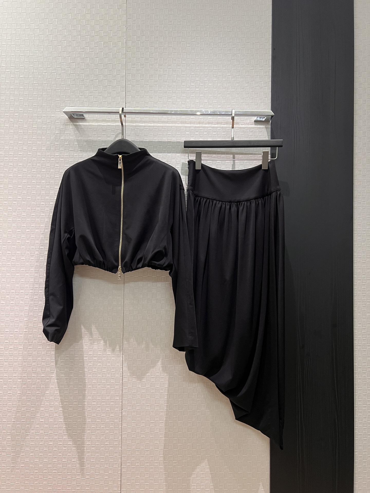 NO:713234,New arrival, small high collar, draped design, zippered short jacket, irregular flower bud pleated skirt, wide waist splicing, soft and waxy draping, elegant temperament, royal girl style suit, black and white SML,,skirts,jackets & coats,19860909新款来袭小高领垂褶设计拉链短款外套不规则花苞褶皱半裙 宽面腰围拼接 软糯垂褶 优雅气质 御女范套装出 黑色白色 SML,,skirts,jackets & coats,,Women's clothing