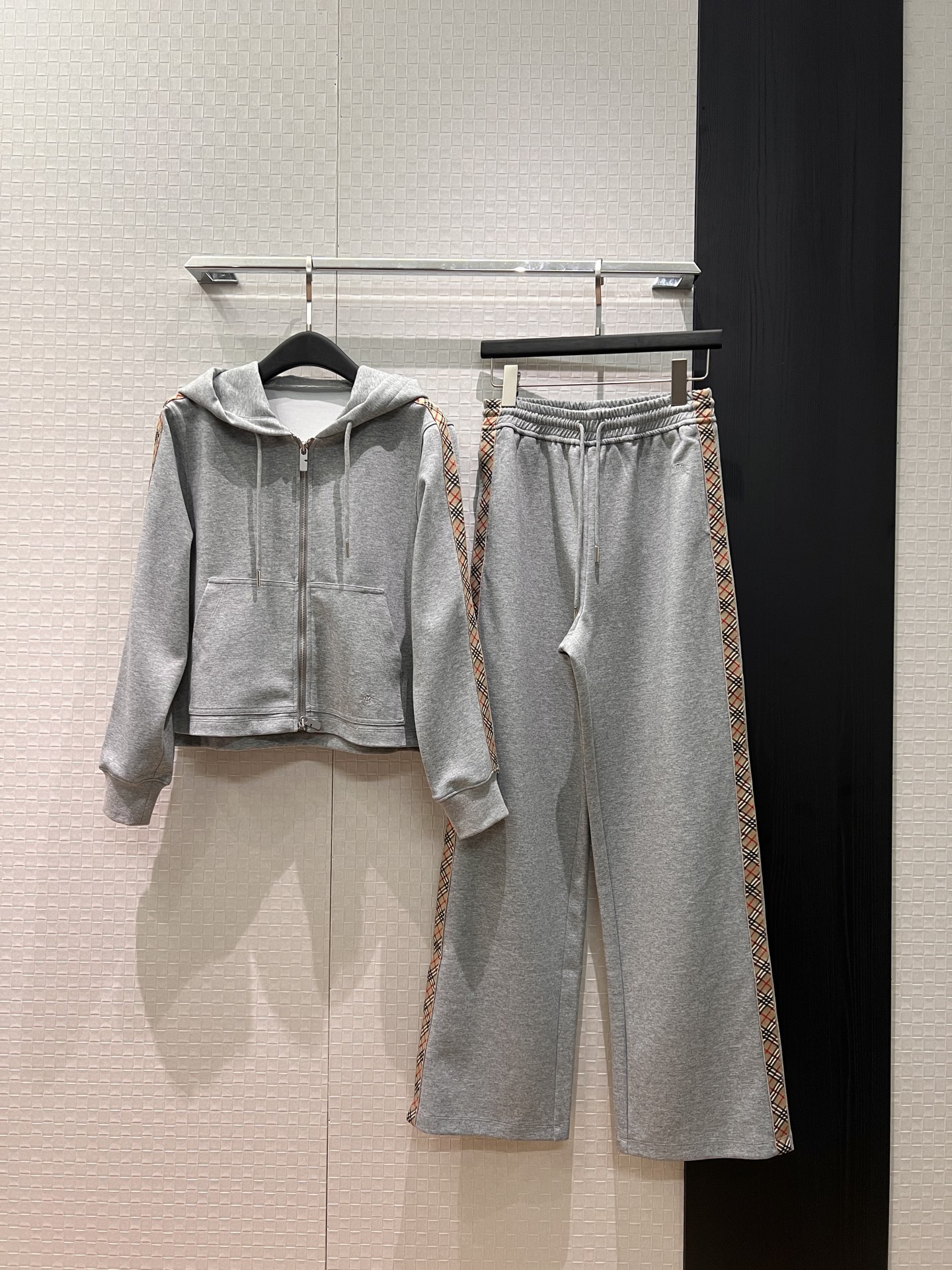 NO:713238,The same style as the new incoming stars. Gray suit with plaid edge and splicing hood. Casual zipper jacket with drawstring and elastic waist. Sports wide-leg casual pants with embroidered war horse logo. Fashionable and casual. Look slim but not unattractive. SML,,jackets & coats,hats,19860909新款来袭明星同款 格纹边拼接连帽灰色套装 休闲拉链外套抽绳松紧腰运动阔腿休闲裤刺绣战马logo 时尚休闲 显瘦不挑人 SML,,jackets & coats,hats,,Women's clothing