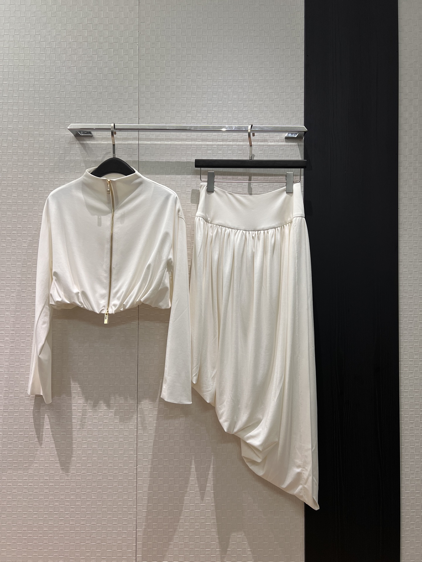 NO:713230,New arrival, small high collar, draped design, zippered short jacket, irregular flower bud pleated skirt, wide waist splicing, soft and waxy draping, elegant temperament, royal girl style suit, black and white SML,,skirts,jackets & coats,19860909新款来袭小高领垂褶设计拉链短款外套不规则花苞褶皱半裙 宽面腰围拼接 软糯垂褶 优雅气质 御女范套装出 黑色白色 SML,,skirts,jackets & coats,,Women's clothing