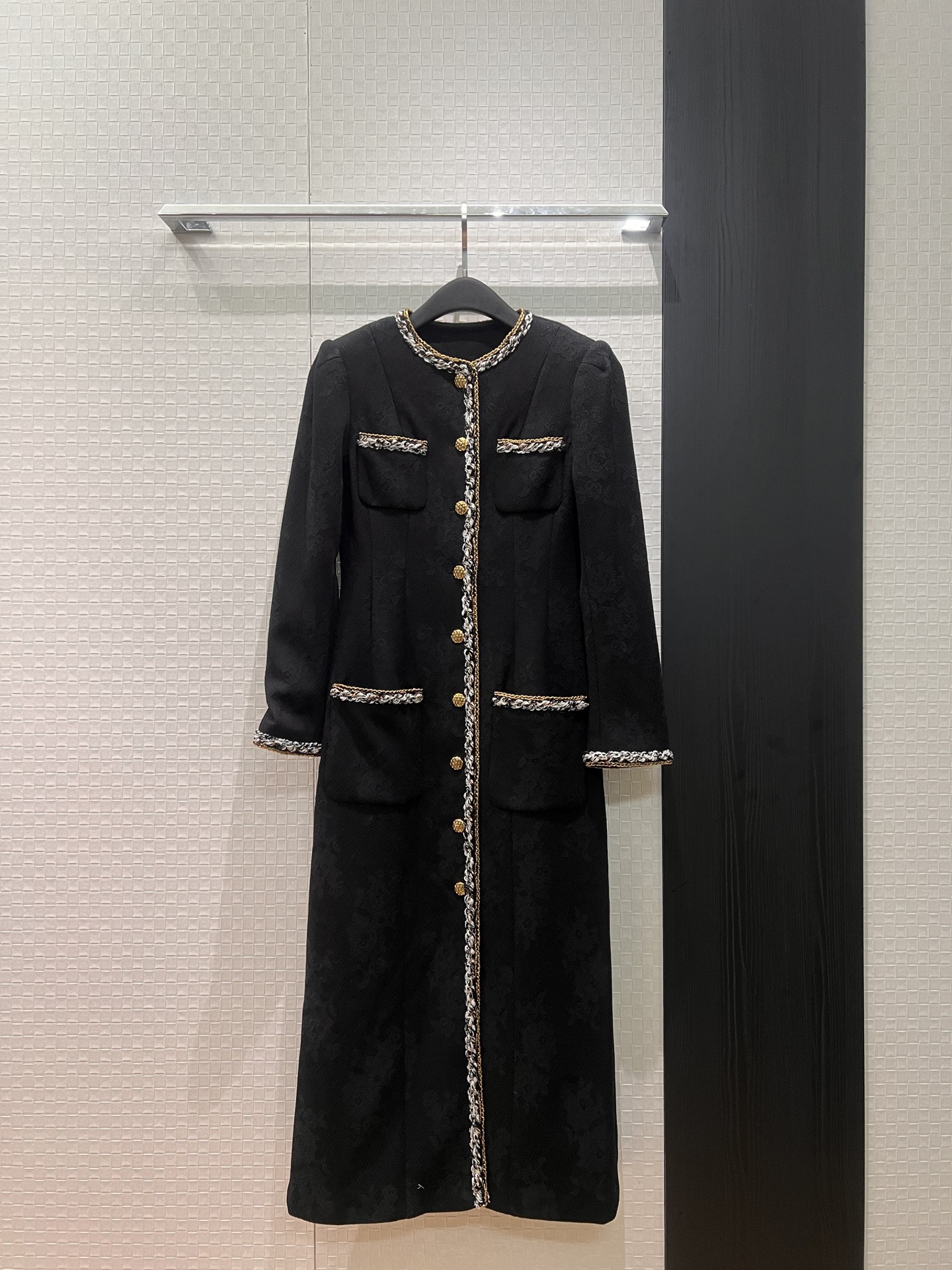 NO:713628,New classic braided edge decoration, lace jacquard composite long coat molded buttons, camellia lining, classic four-pocket style, ladylike style, full of nobility SML,,jackets & coats,19860909新款经典编织边装饰 蕾丝提花复合长款外套开模扣子 山茶花内衬 经典四口袋气质名媛 贵气十足 SML,,jackets & coats,,Women's clothing