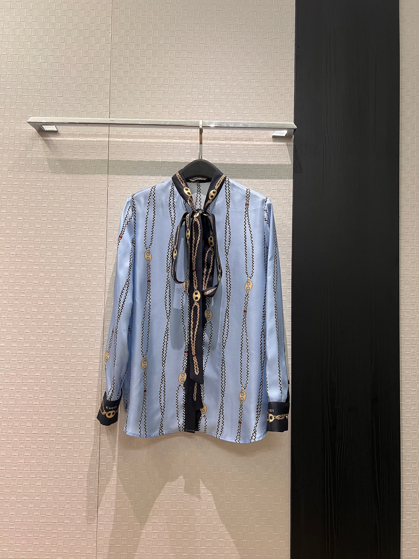 NO:713622,New positioning printing, contrasting color streamer bow decoration, silk twill long-sleeved shirt color matching design, fashionable commuting, versatile temperament, S-XL,,real silk,19860909新款定位印花撞色飘带蝴蝶结装饰 真丝斜纹长袖衬衣拼色设计 时尚通勤 气质百搭 S-XL,,real silk,,Women's clothing