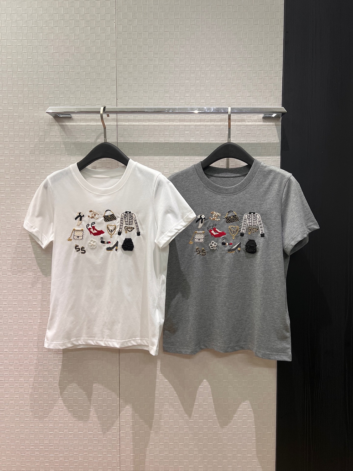 NO:713602,New heavy industry embroidered beading design T-shirt No. 5 camellia bag color high heels, exquisite and versatile, gray and white SML,, high heels, tees, t-shirt,19860909新款重工刺绣钉珠设计T恤5号山茶花包色高跟鞋 精致百搭 灰色白色 SML,,high heels,tees，t-shirt,,Women's clothing