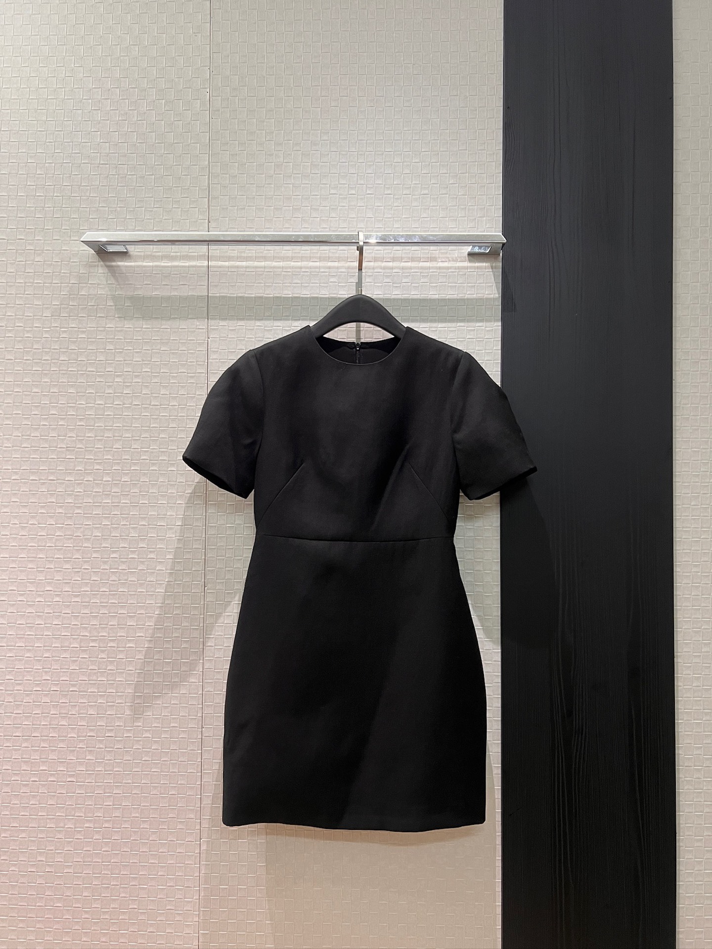 NO:713593,New recommended minimalist little black dress with bud sleeves. French wool dress with three-dimensional tailoring. Pockets on both sides, simple and elegant. Must-have for age reduction. SML,,skirts,19860909新款推荐极简花苞袖小黑裙 法式羊毛连衣裙立体剪裁 两侧有口袋简洁气质 减龄必备 SML,,skirts,,Women's clothing
