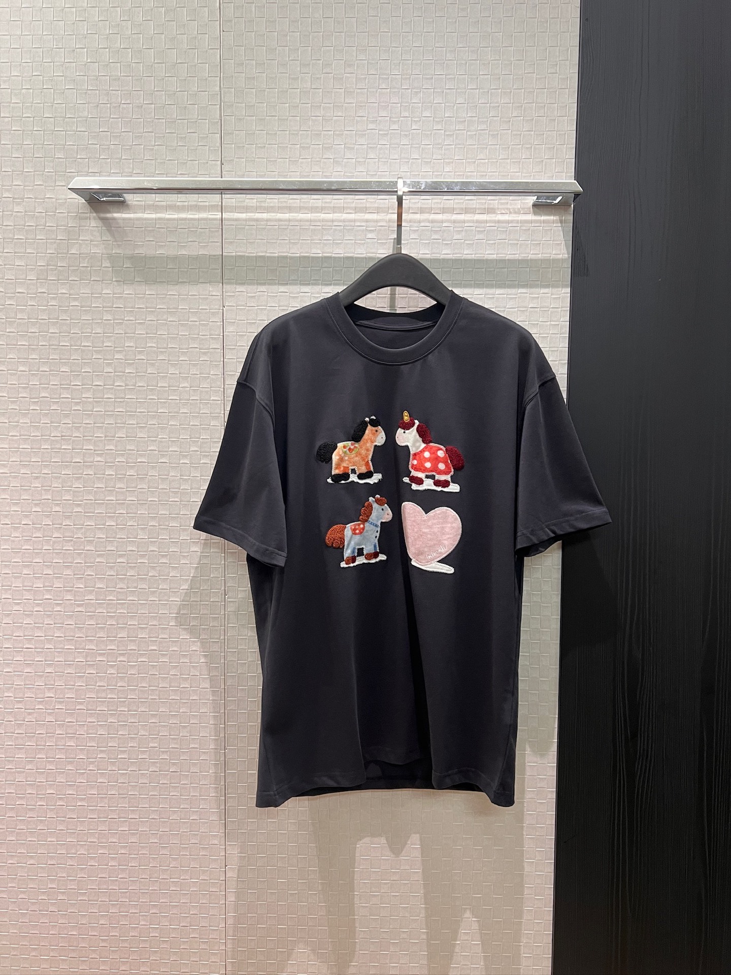 NO:715173,New Year of the Horse limited edition patch embroidered cartoon pony, loose and lazy, cute and age-reducing, casual and not picky, black and white SML,,19860909新款马年限定 贴布刺绣卡通小马宽松慵懒 可爱减龄 休闲不挑人 黑白 SML,,,Women's clothing