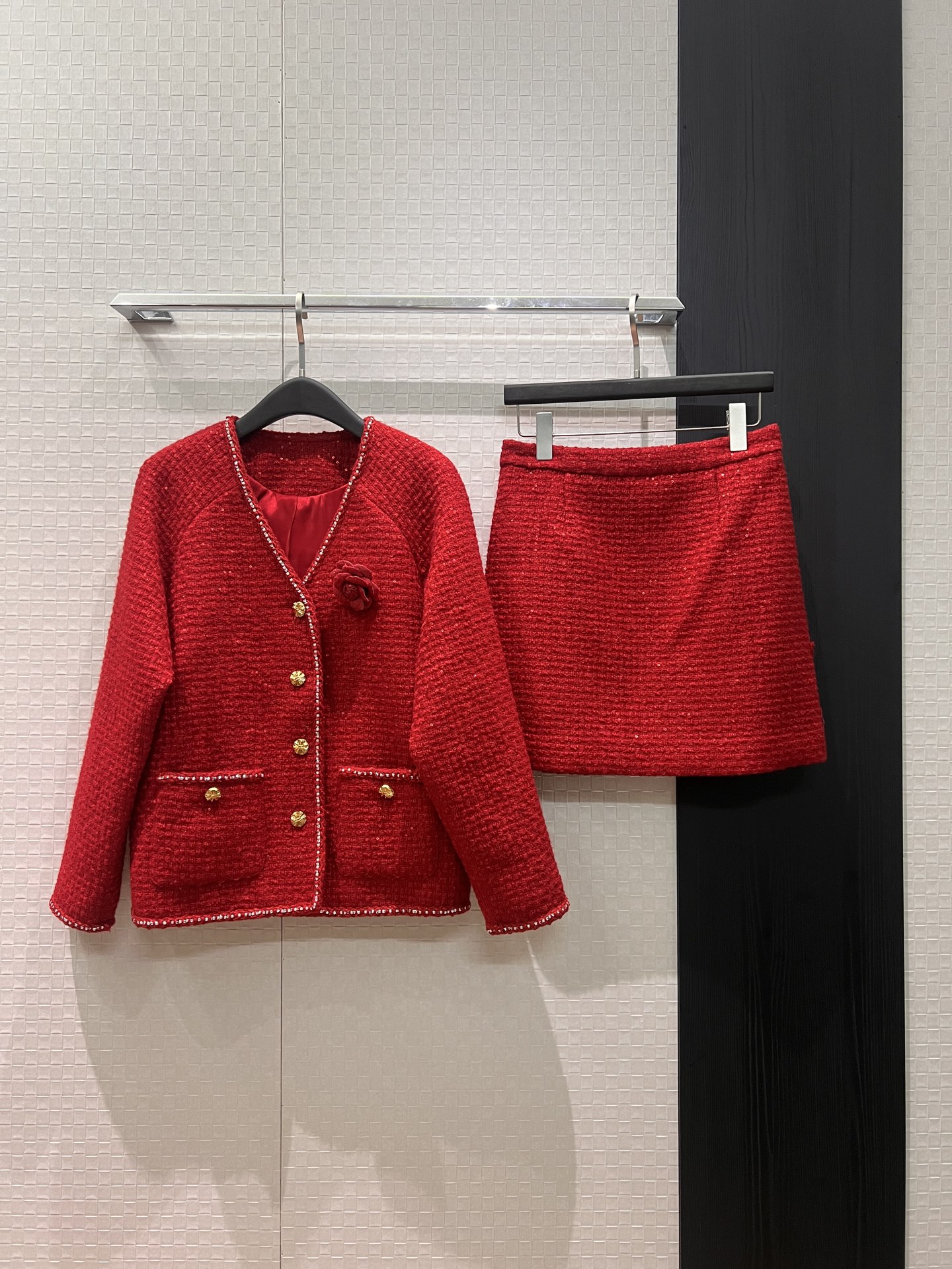 NO:715185,Jackets, skirts, new must-haves for the New Year, red V-neck tweed jackets, A-line skirts, camellia brooch decoration, molded gold buckles for a set, SML,,skirts,jackets & coats,brooch,breastpin,19860909外套 半裙新款新年必备 红色V领粗花呢外套A字半裙 山茶花胸针装饰 开模金扣可一套搭 SML,,skirts,jackets & coats,brooch，breastpin,,Women's clothing