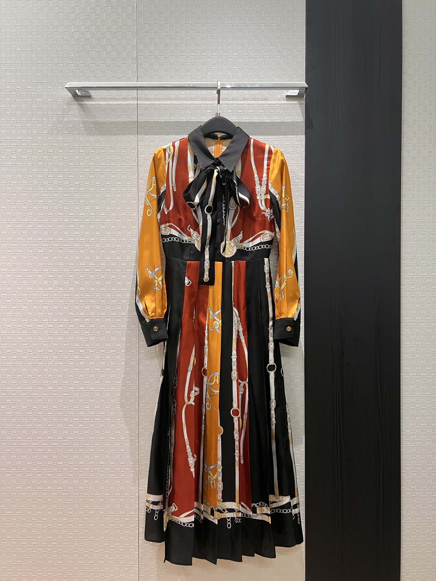 NO:715181,New double G belt positioning printed silk twill long skirt, dress, heavy silk, with ribbon and bow decoration, simple and fashionable, slimming, sweet and age-reducing, ladylike temperament S-XL,,skirts,real silk,19860909新款双G皮带定位印花真丝斜纹长裙 连衣裙 重磅真丝 搭配飘带系蝴蝶结装饰简约时髦 修身显瘦甜美减龄 名媛气质 S-XL,,skirts,real silk,,Women's clothing