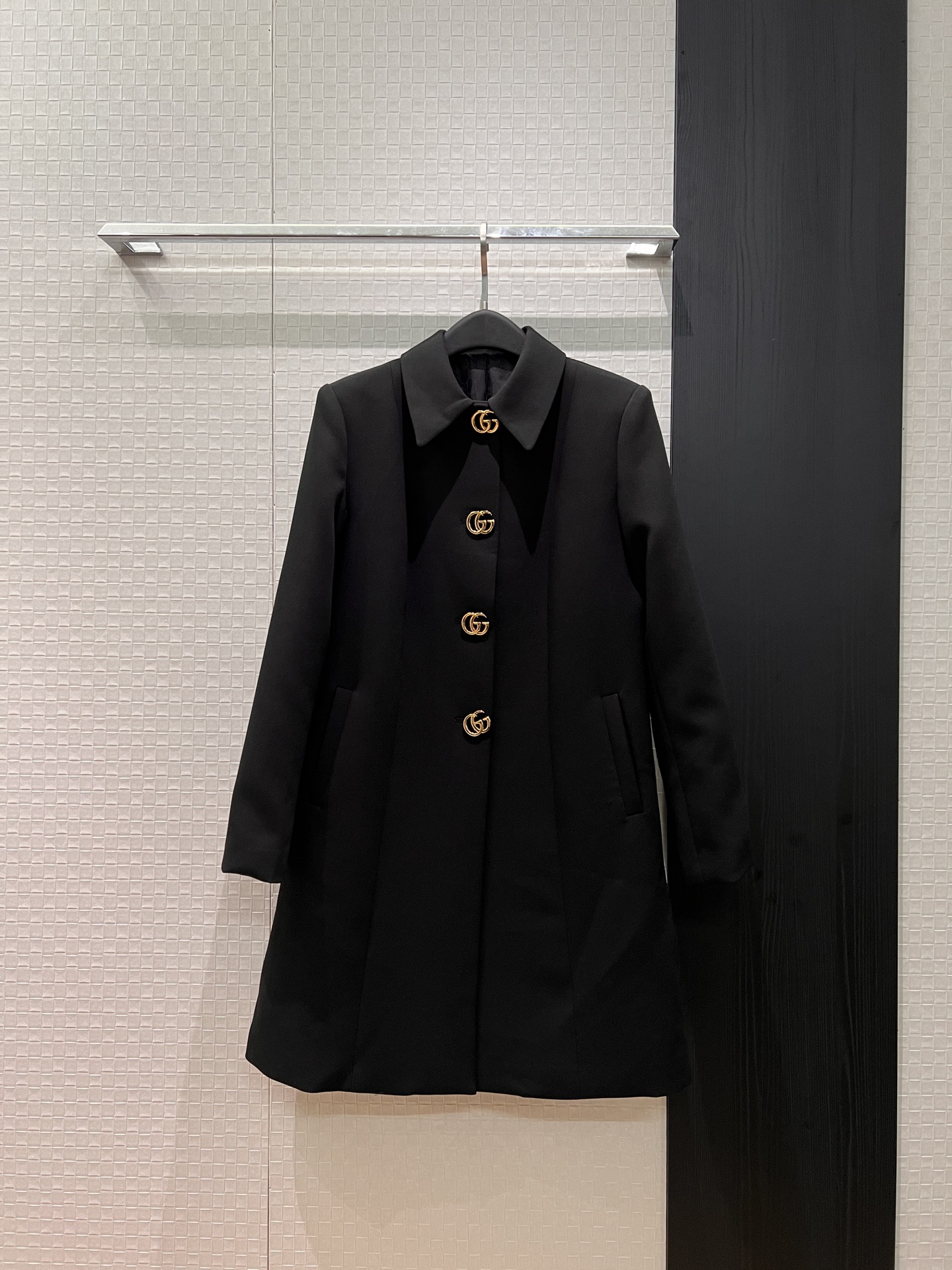 NO:715829,New double G buttoned lapel A-line coat skirt Double G hollow hardware buckle mid-length style Simple and fashionable Elegant commuting Slim and slim jacquard lining Black red S-XL,,skirts,jackets & coats,19860909新款双G排扣翻领A字版外套裙 双G镂空五金扣中长款 简约时尚 优雅通勤 修身显瘦提花内衬 黑色红色 S-XL,,skirts,jackets & coats,,Women's clothing