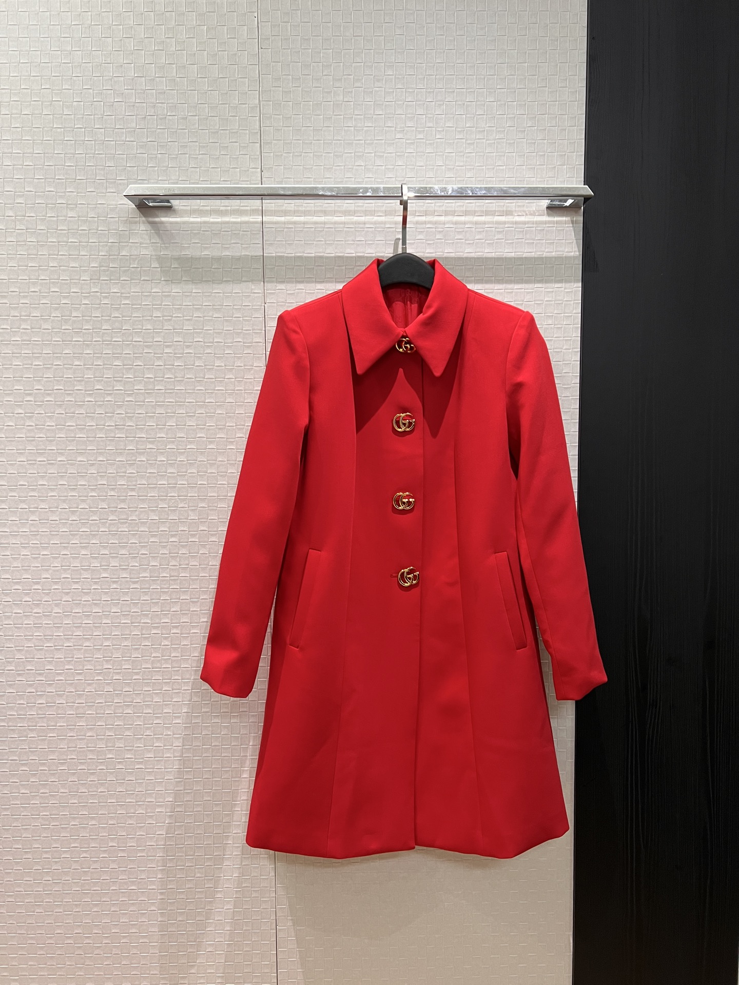 NO:715823,New double G buttoned lapel A-line coat skirt Double G hollow hardware buckle mid-length style Simple and fashionable Elegant commuting Slim and slim jacquard lining Black red S-XL,,skirts,jackets & coats,19860909新款双G排扣翻领A字版外套裙 双G镂空五金扣中长款 简约时尚 优雅通勤 修身显瘦提花内衬 黑色红色 S-XL,,skirts,jackets & coats,,Women's clothing