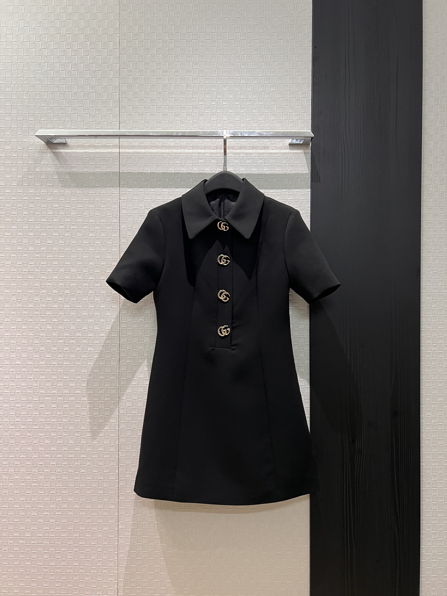 NO:715831,New double G buttoned lapel half-sleeved short-sleeved dress Double G hollow hardware buckle three-dimensional tailoring waist Simple fashion Elegant commuting Slimming jacquard lining S-XL,,skirts,T-shirt,19860909新款双G排扣翻领半开襟短袖连衣裙 双G镂空五金扣立体剪裁收腰 简约时尚 优雅通勤 修身显瘦提花内衬 S-XL,,skirts,T-shirt,,Women's clothing