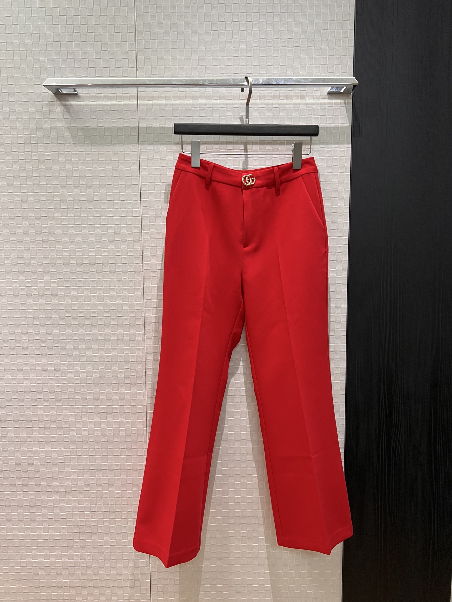 NO:715814,New double G buckle decoration, minimalist casual trousers, simple and neat, versatile for commuting. Pair with the same short or long coat, black and red. S-XL,,jackets & coats,19860909新款双G扣装饰 极简休闲西裤简约利落 通勤百搭 搭同款短外套或长外套黑色红色 S-XL,,jackets & coats,,Women's clothing