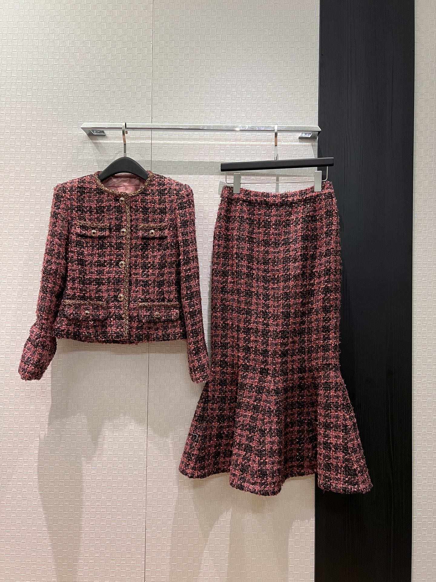 NO:715825,New pink woven tweed fishtail suit, round neck short coat, fishtail hip-hugging skirt, camellia lining, elegant daughter of a socialite, elegant temperament in one set SML,,skirts,jackets & coats,19860909新款粉色编织粗花呢鱼尾套装 圆领短款外套鱼尾包臀半裙 山茶花内衬 名媛千金 优雅气质一套出 SML,,skirts,jackets & coats,,Women's clothing