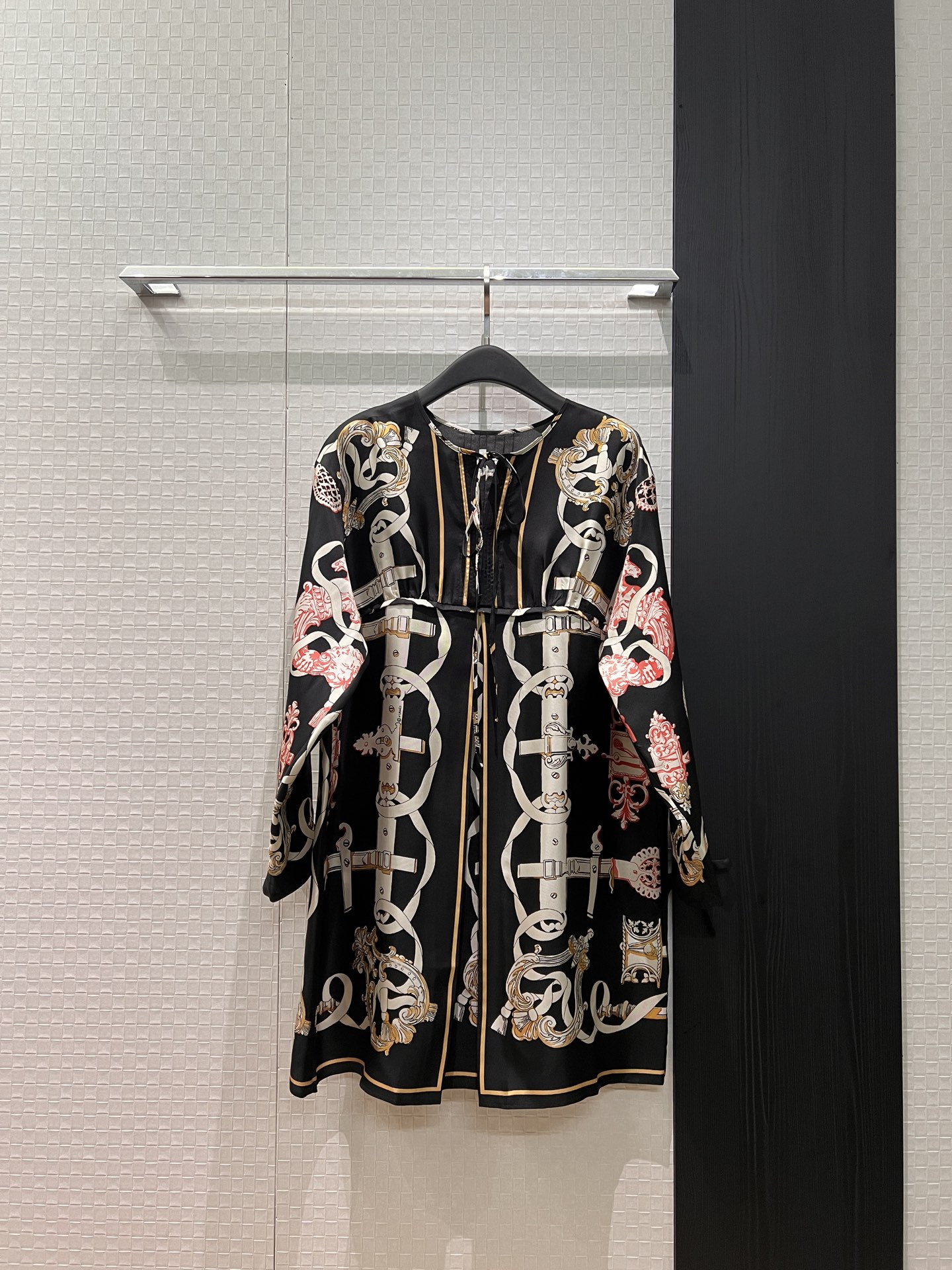 NO:716164,Early spring new positioning printed heavyweight silk twill long-sleeved dress. Round neck, loose doll-shaped neckline with lace decoration. Loose, casual and lazy for vacation. Temperament to reduce age. S-XL,,skirts,real silk,19860909早春新款定位印花重磅真丝斜纹长袖连衣裙 圆领宽松娃娃版型领口系带装饰 宽松休闲慵懒度假 气质减龄 S-XL,,skirts,real silk,,Women's clothing