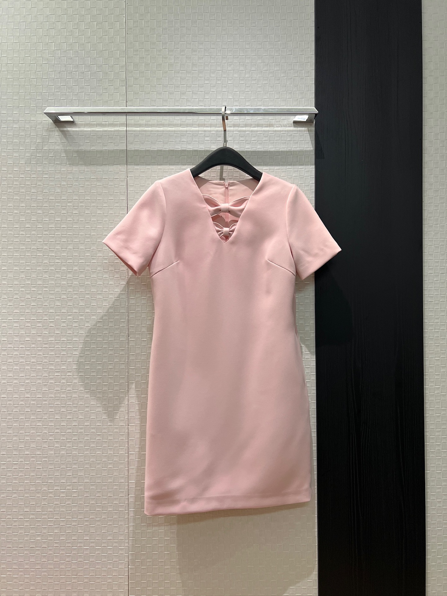 NO:716158,New style short-sleeved dress with hollow bow neckline and slim fit. Pockets on both sides make it look younger. Pink apricot S-XL, skirts, T-shirt,19860909新款镂空蝴蝶结领口设计短袖连衣裙直筒修身 两侧有口袋气质减龄 粉色杏色 S-XL,,skirts,T-shirt,,Women's clothing