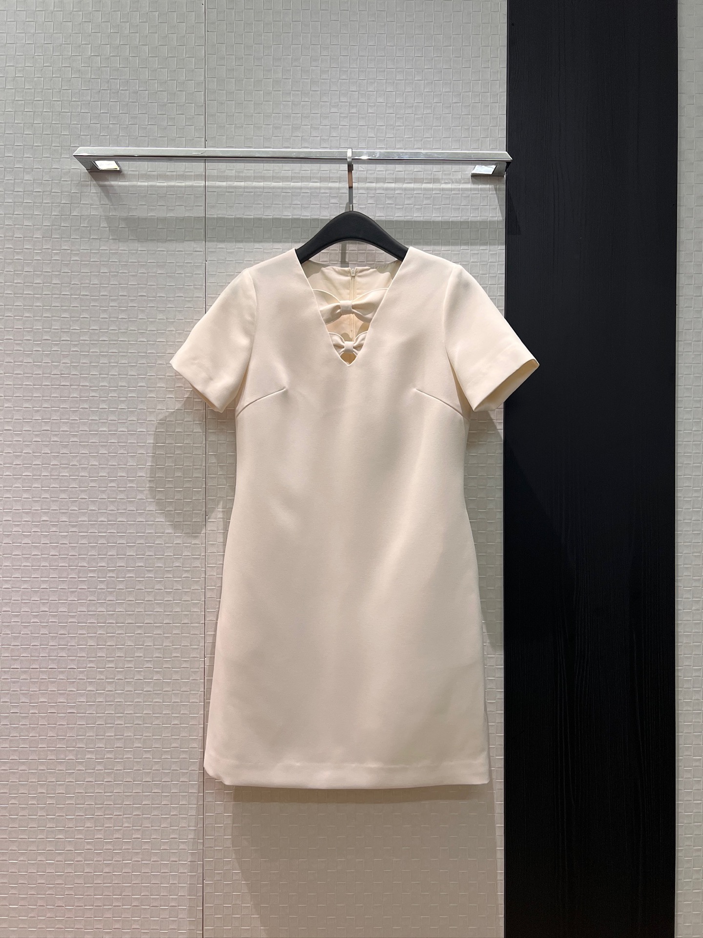 NO:716152,New style short-sleeved dress with hollow bow neckline and slim fit. Pockets on both sides make it look younger. Pink apricot S-XL, skirts, T-shirt,19860909新款镂空蝴蝶结领口设计短袖连衣裙直筒修身 两侧有口袋气质减龄 粉色杏色 S-XL,,skirts,T-shirt,,Women's clothing