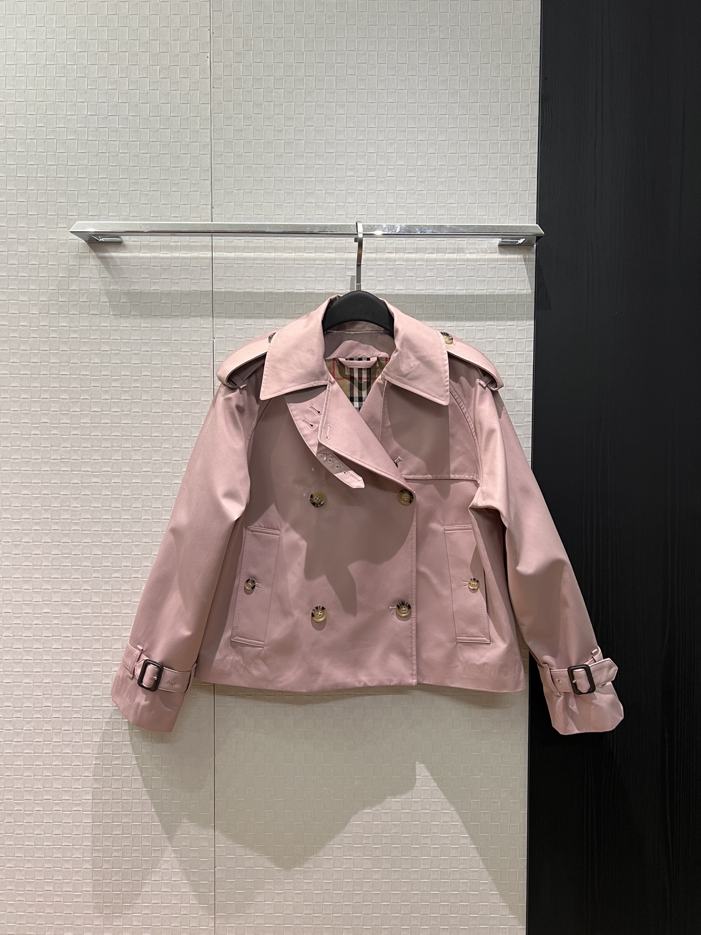 NO:716169,New arrival, double-breasted short windbreaker jacket with epaulettes. Short A-line version with epaulette sleeve decoration. Loose and casual. Classic plaid lining. Temperament and slim fit. Fashionable and elegant. SML,,jackets & coats,19860909新款来袭双排扣肩章短款风衣外套 肩章袖带装饰短款A字版型 宽松休闲 经典格纹内衬 气质修身 时尚优雅SML,,jackets & coats,,Women's clothing