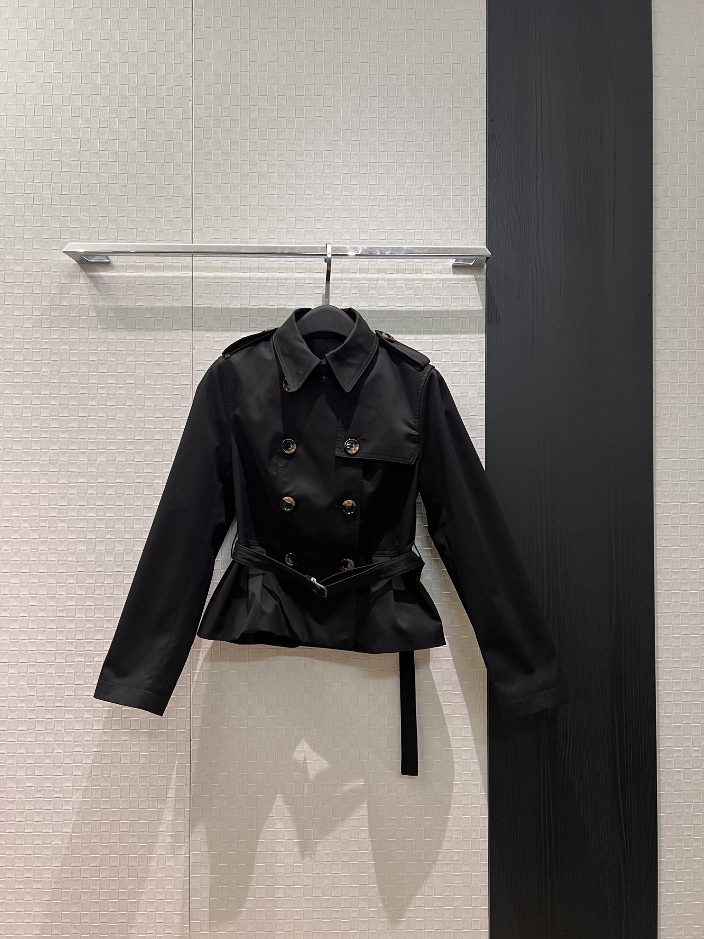 NO:716166,New recommended double-breasted epaulette short waisted ruffled trench coat with epaulette sleeves and belt decoration. Spliced ​​pleated ruffled hem design. Waist slimming. Temperament and slim fit. Fashionable and elegant black and white. SML,,jackets & coats,19860909新款推荐双排扣肩章短款收腰荷叶边风衣外套 肩章袖带装饰系腰带装饰 拼接褶皱荷叶边下摆设计 收腰显瘦 气质修身 时尚优雅黑色白色 SML,,jackets & coats,,Women's clothing