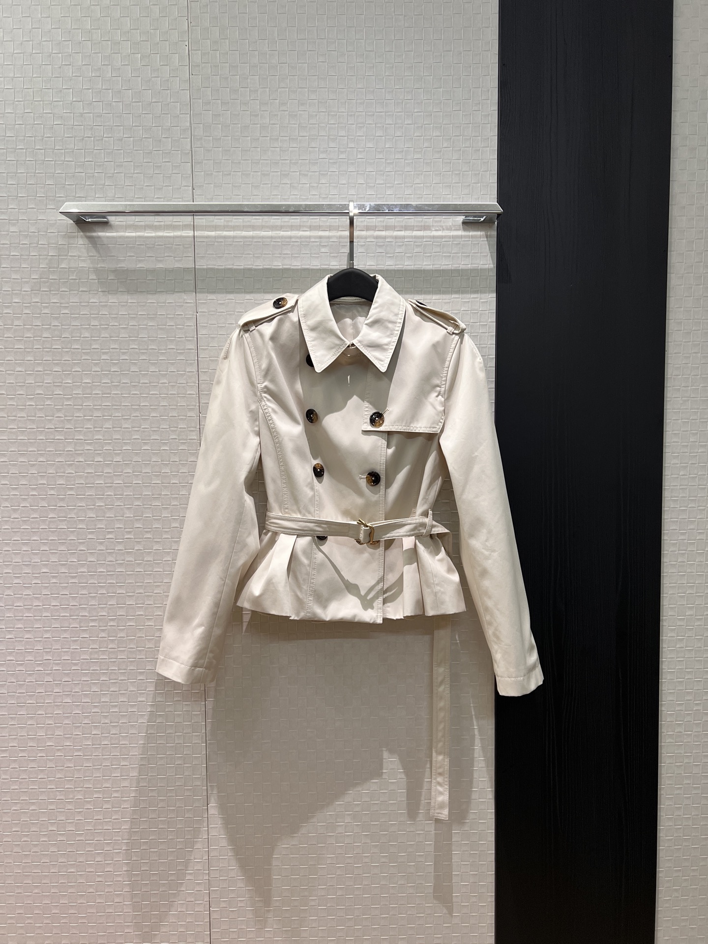 NO:716160,New recommended double-breasted epaulette short waisted ruffled trench coat with epaulette sleeves and belt decoration. Spliced ​​pleated ruffled hem design. Waist slimming. Temperament and slim fit. Fashionable and elegant black and white. SML,,jackets & coats,19860909新款推荐双排扣肩章短款收腰荷叶边风衣外套 肩章袖带装饰系腰带装饰 拼接褶皱荷叶边下摆设计 收腰显瘦 气质修身 时尚优雅黑色白色 SML,,jackets & coats,,Women's clothing